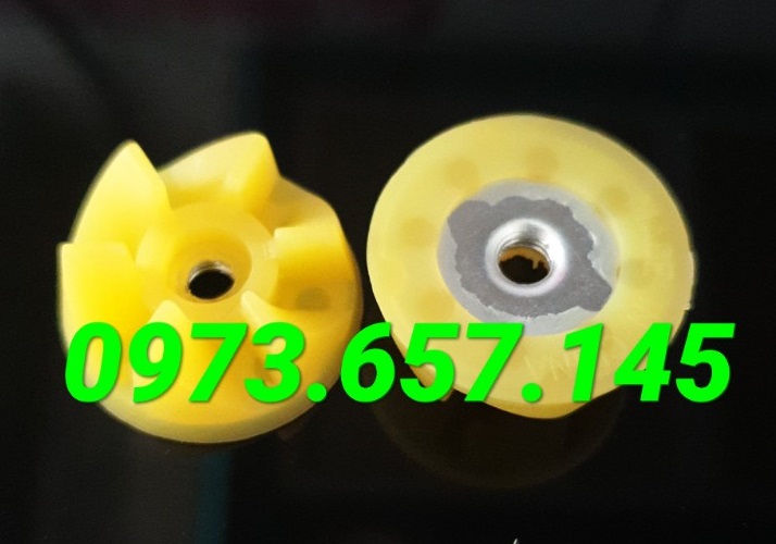 Chân bánh răng - đế cao su màu vàng gắn máy xay sinh tố loại ren 5mm