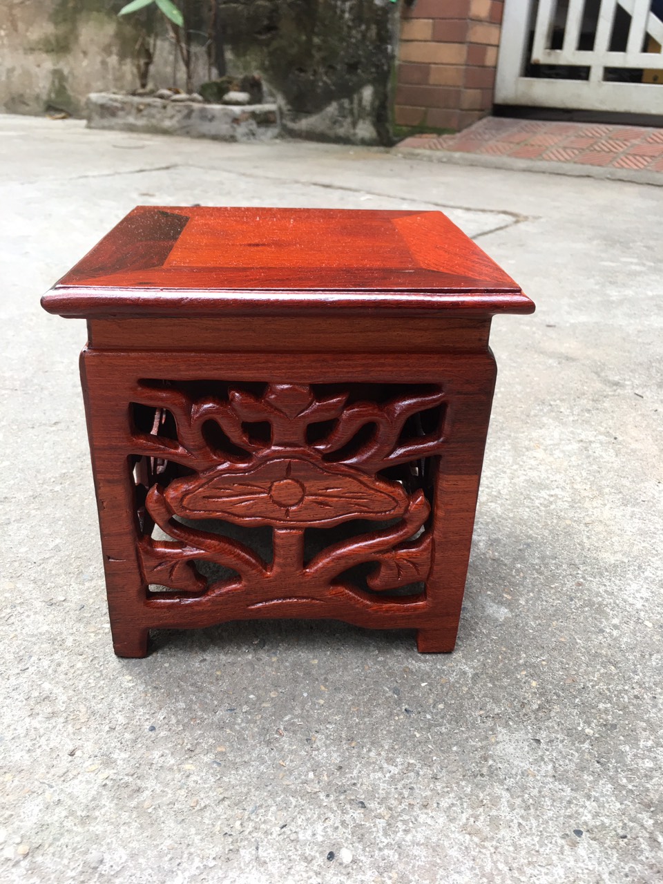 Đôn vuông hoa sen gỗ hương cao cấp