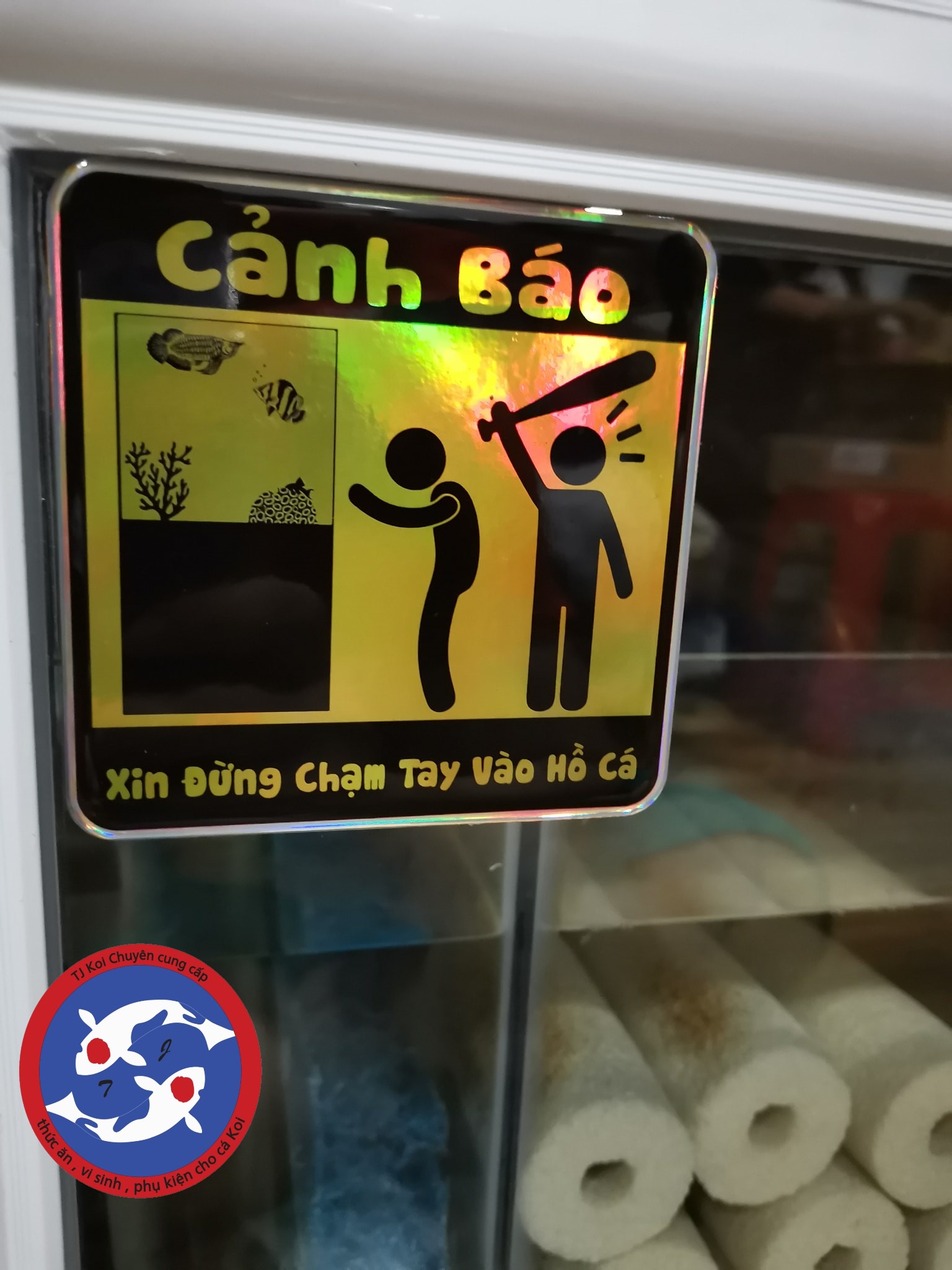 Logo cảnh báo không chạm vào hồ cá hài hước