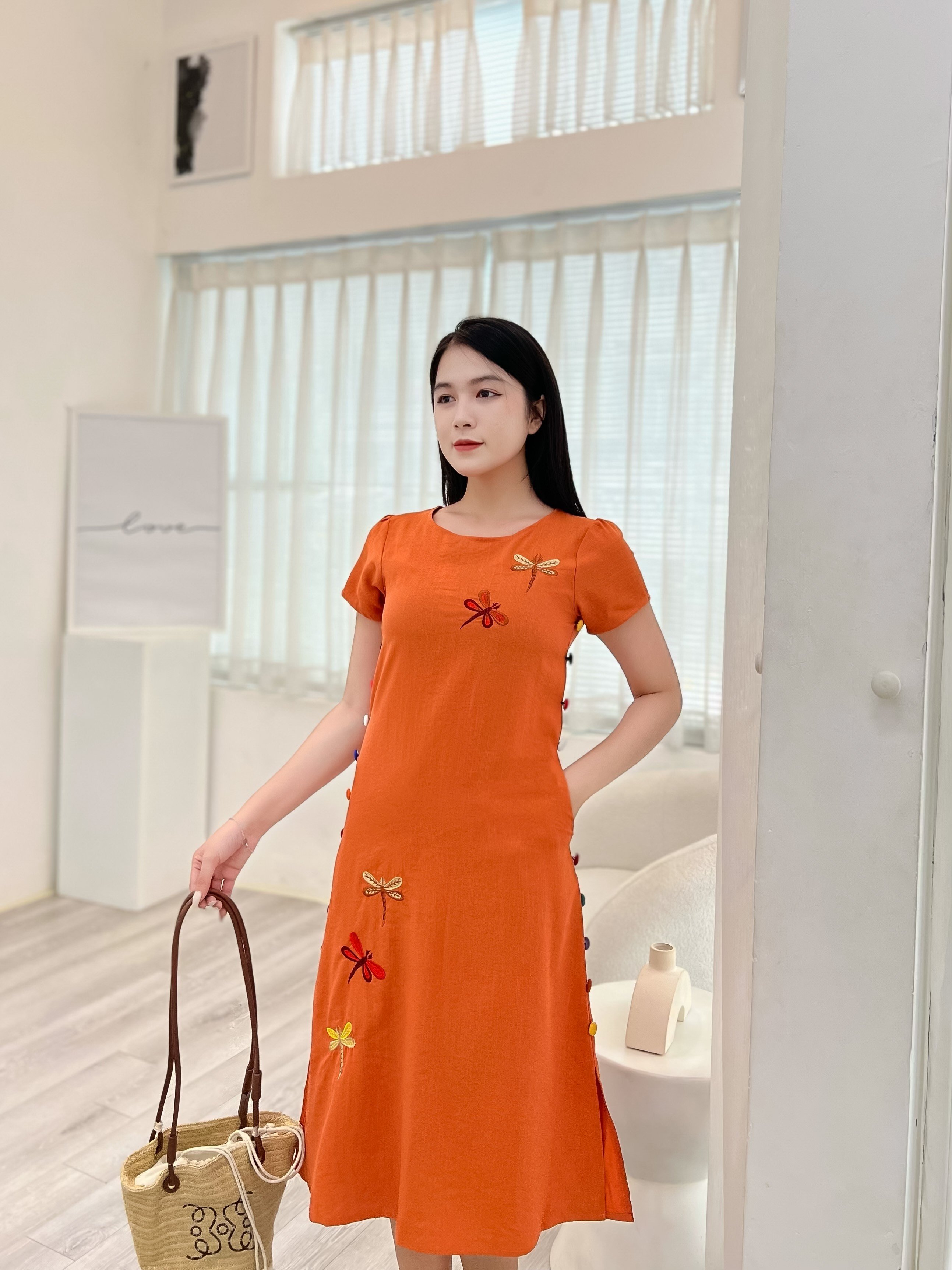 Đầm suông thêu chuồn chuồn phối nút bọc K218
