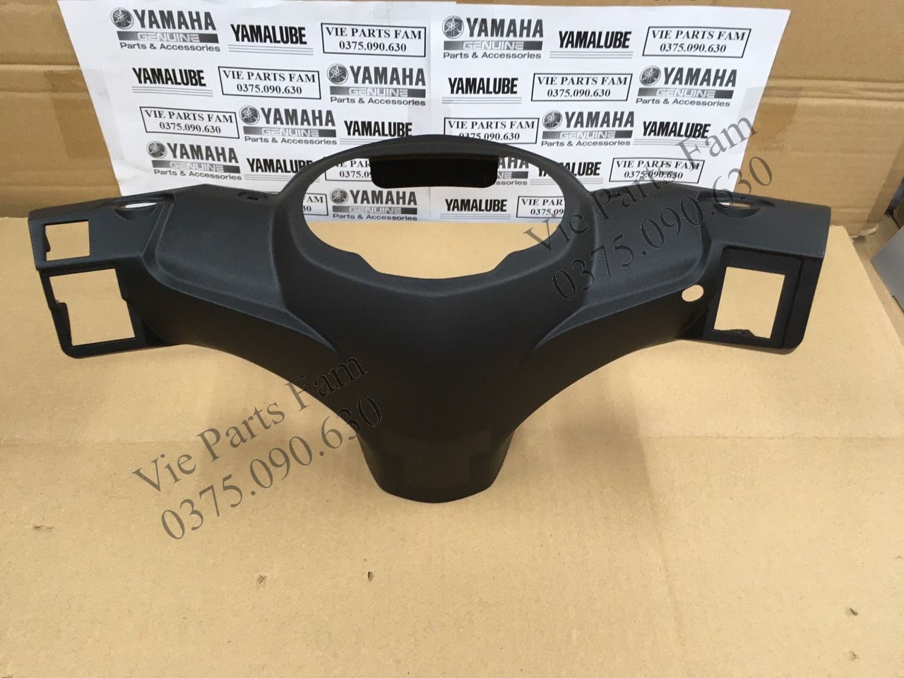 Bợ cổ/ ốp đầu sau tay lái Sirius Fi hàng chính hiệu Yamaha Motor mới 100%