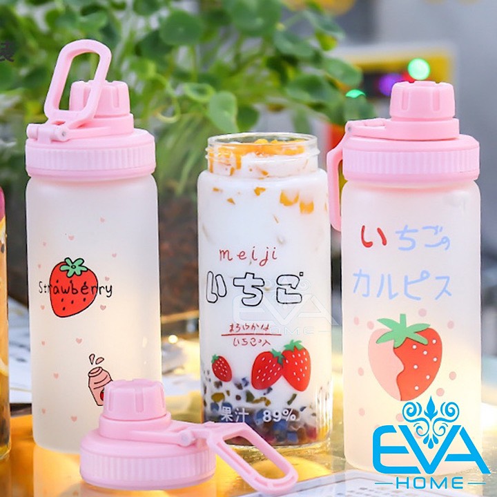 Bình Đựng Nước Thuỷ Tinh Mờ Nắp Bật Có Quai Cầm Dâu Tây Strawberry 500 Ml Tặng Kèm Ống Hút Tiện Lợi