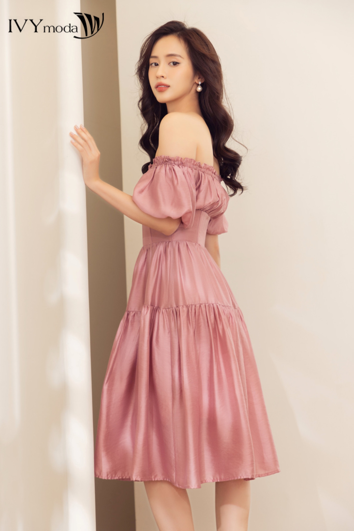 Đầm lụa trễ vai dáng xòe IVY moda MS 48M8313