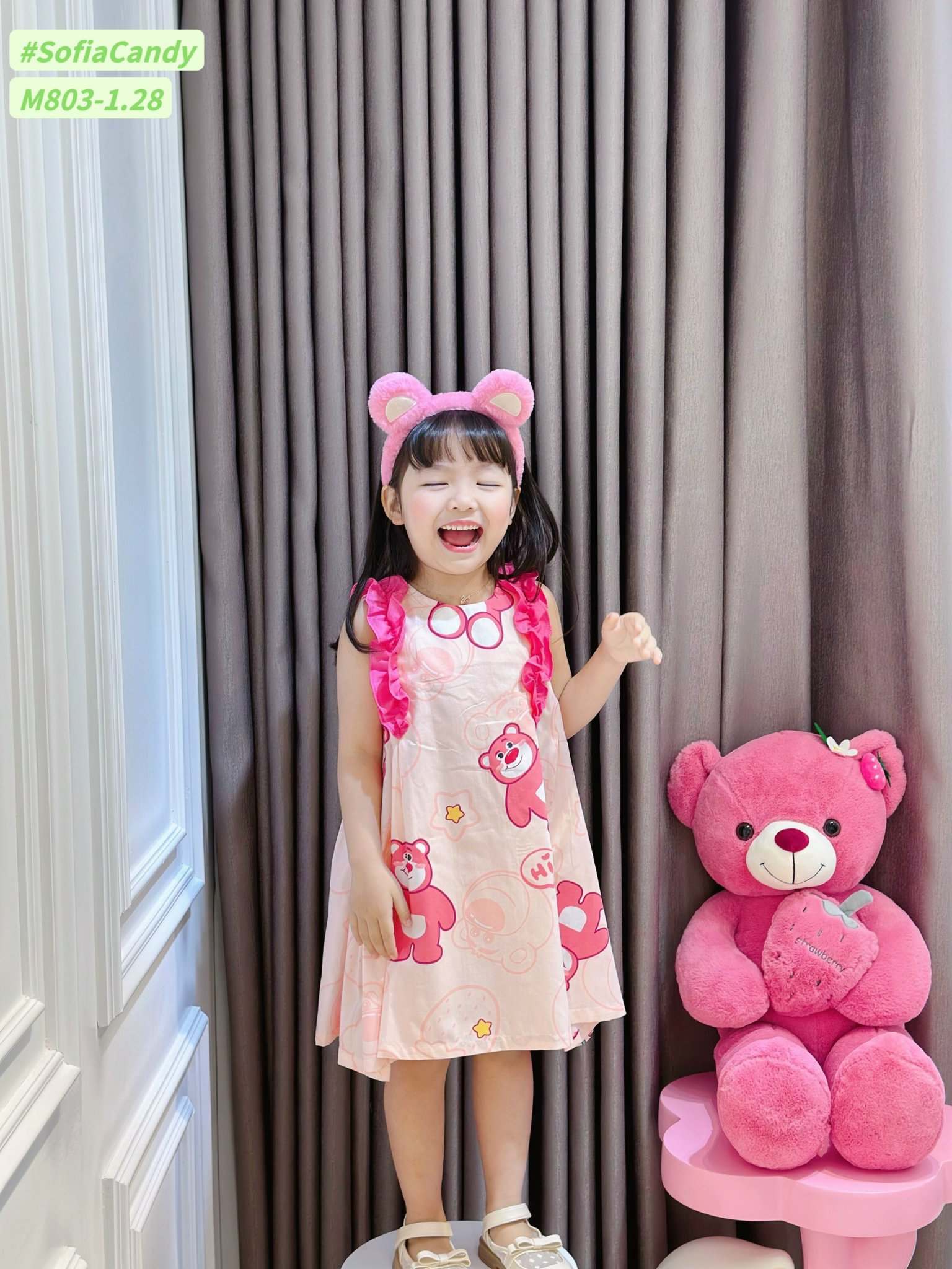 Váy gấu dâu cho bé gái, dễ thương và mát mẻ