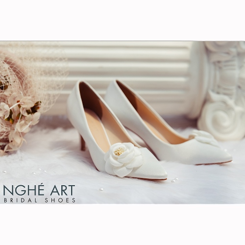 Giày cưới Nghé Art satin trắng đính hoa lụa 334