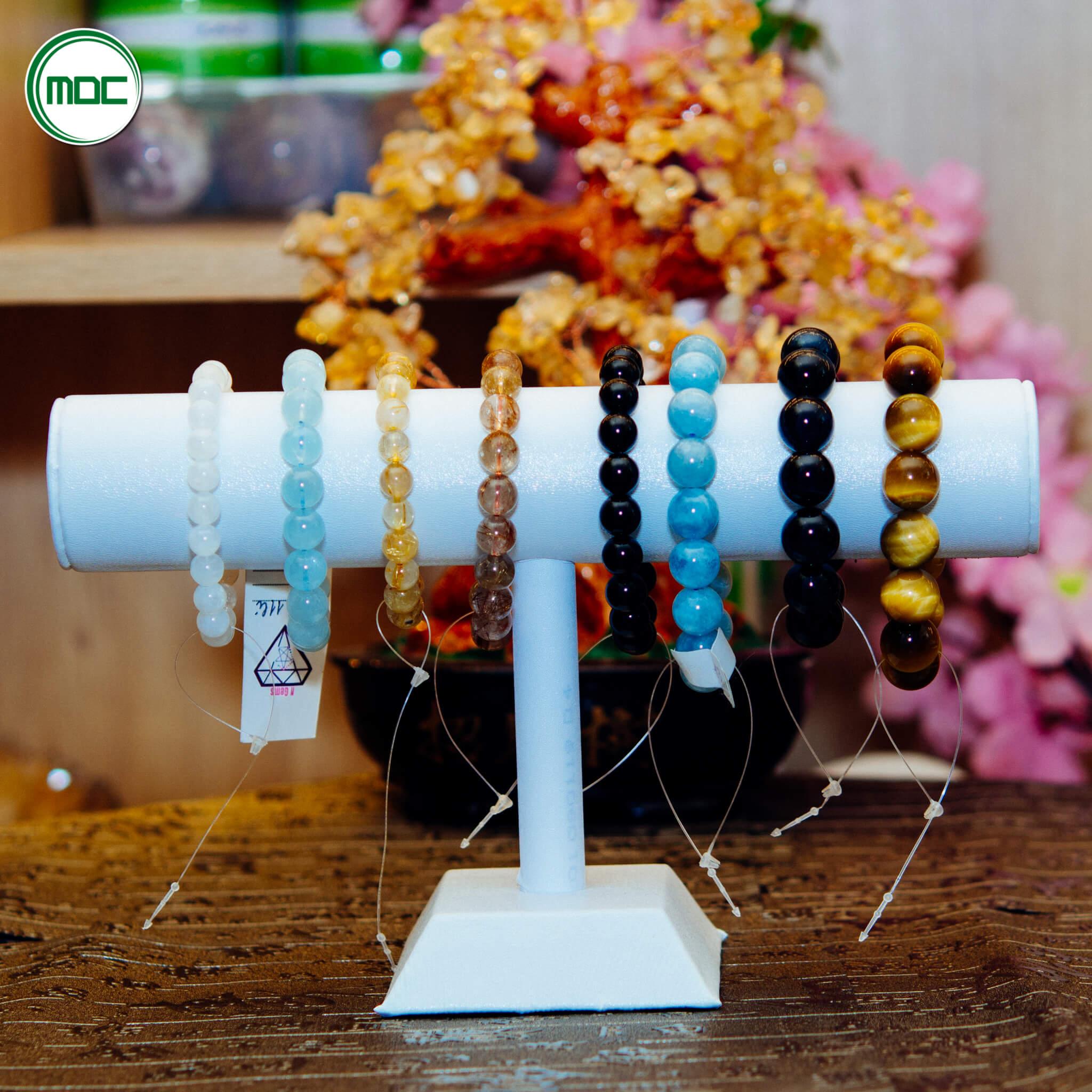 Trụ đế chữ T da 1 tầng trưng bày vòng tay trưng bày trang sức vòng đá màu đỏ màu đen cao 14,5cm ngang 24,5cm