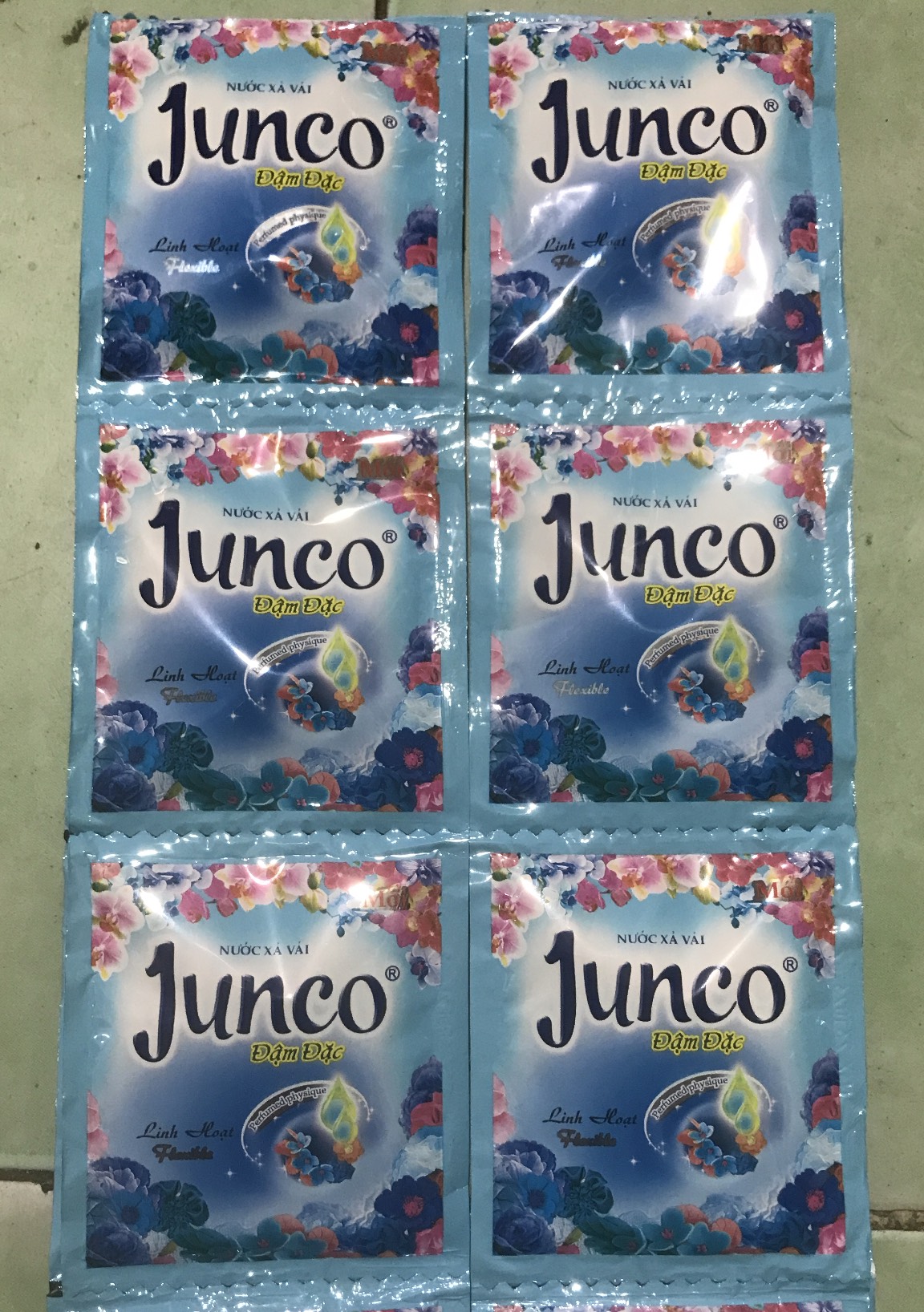 Nước xả quần áo Junco dây 10 gói các màu.