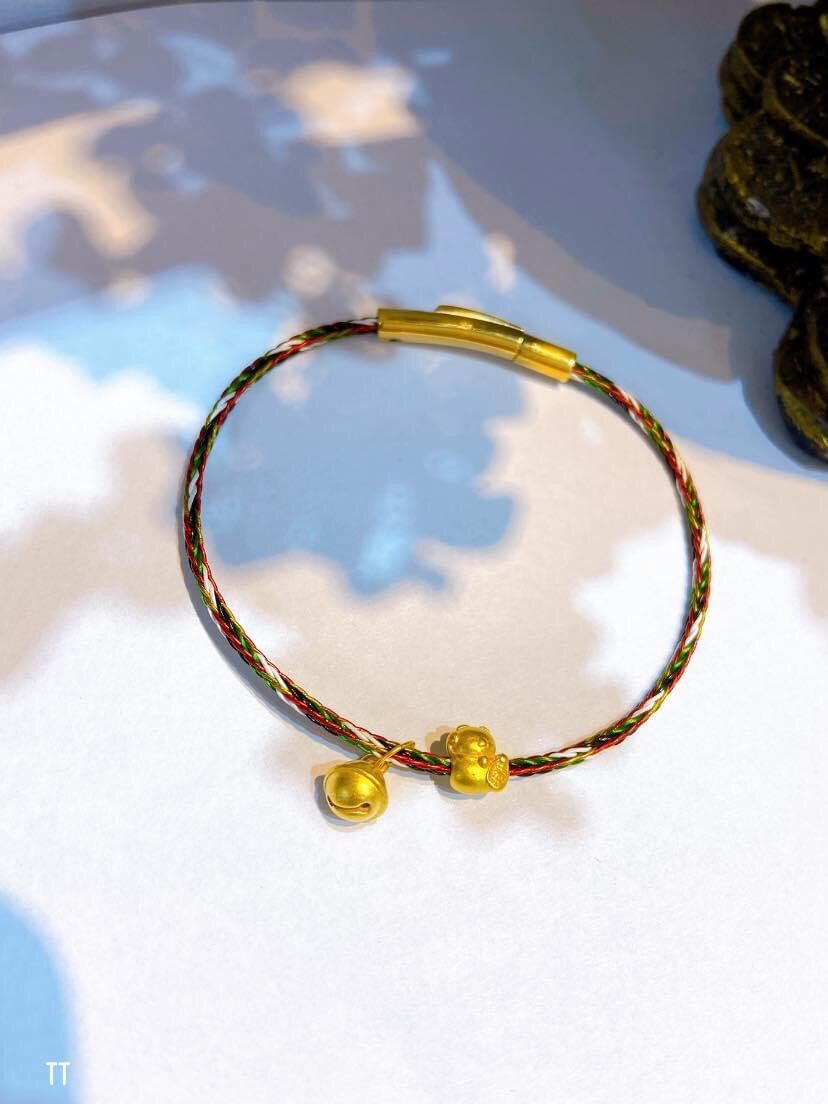 Vòng tết chỉ ngũ sắc mix charm mèo thần tài chuông vàng 24k