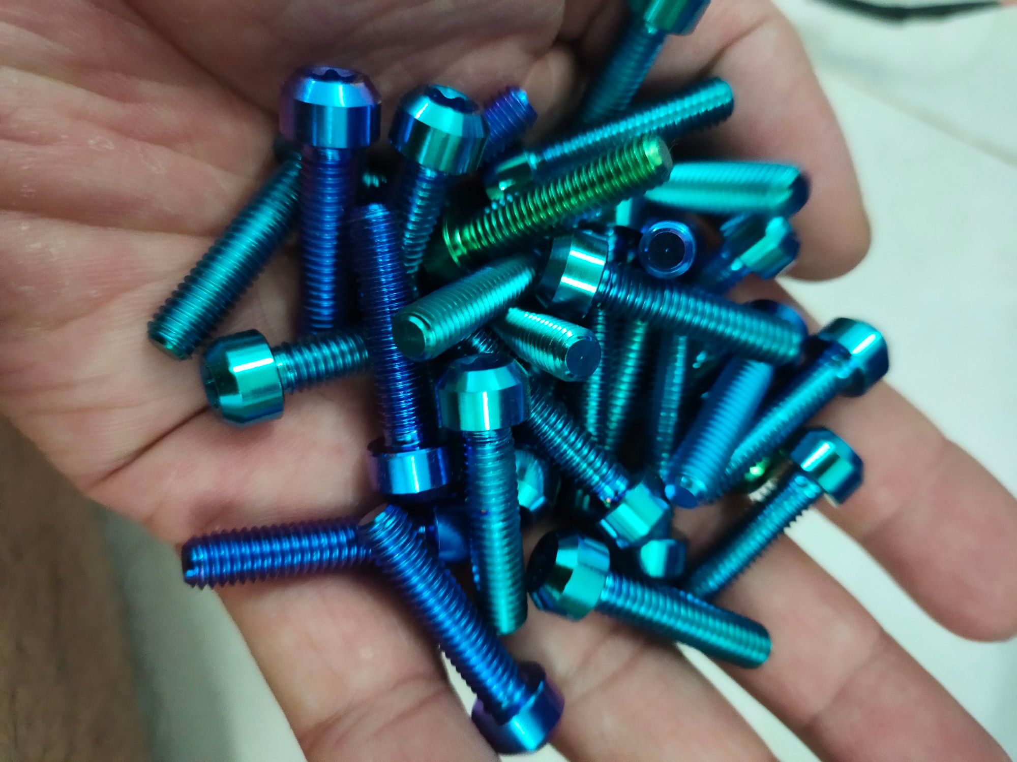 1 ốc titan gr5 6li20 trụ xanh tím