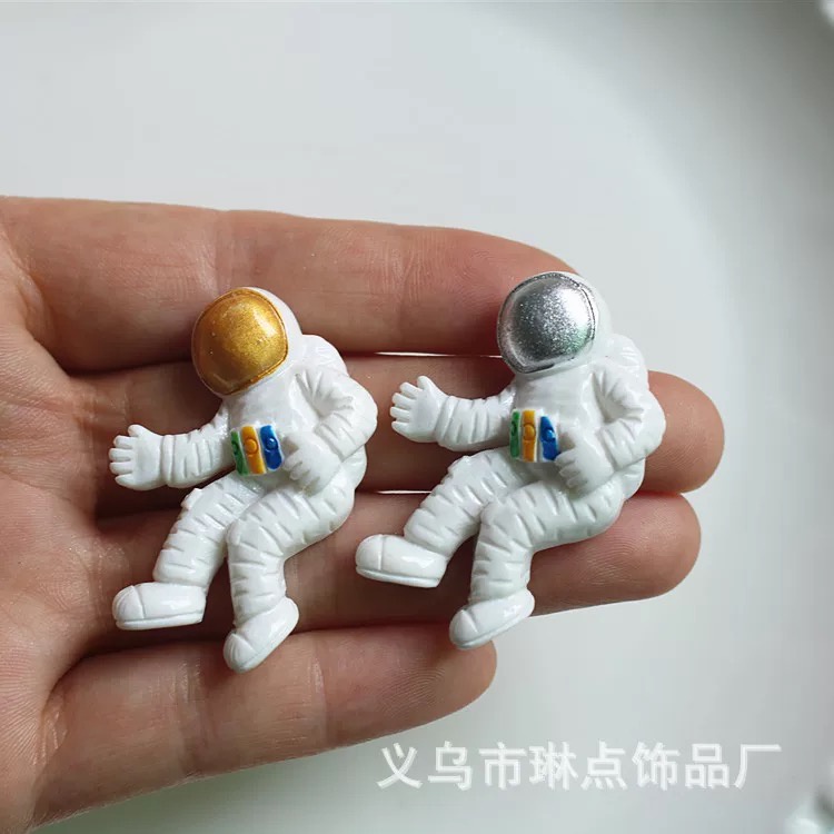 Sticker Cross được chọn mẫu, jibbitz gắn dép sục cross, charm phi hành gia