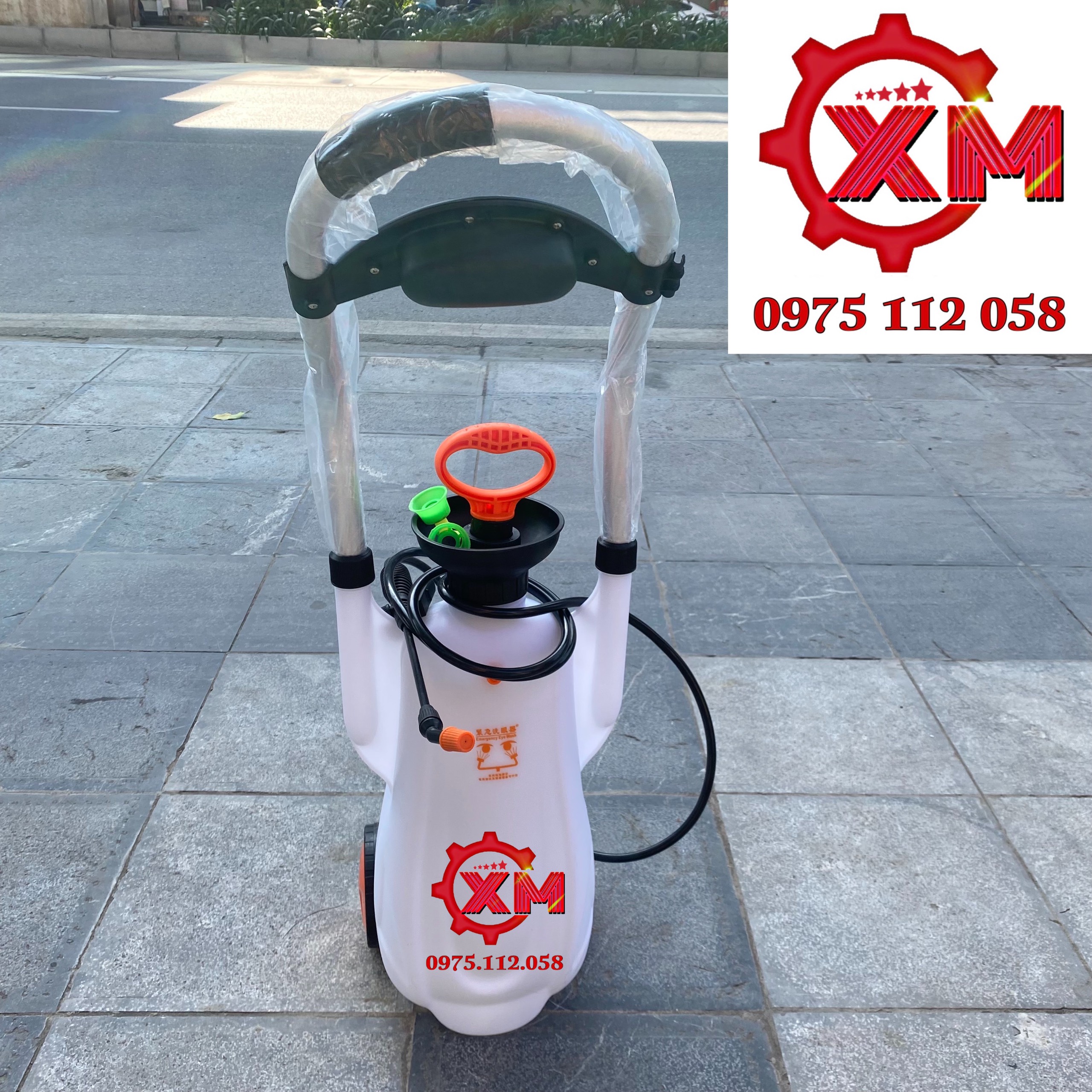 Vòi rửa mắt khẩn cấp , bình rửa mắt di động 8 lít