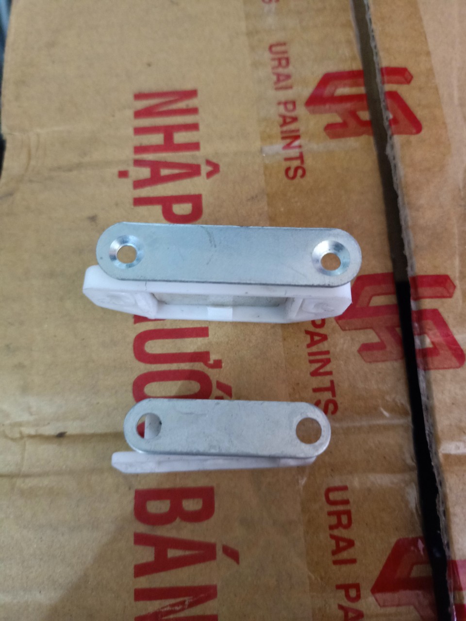 HÍT CỬA TỦ NHÔM