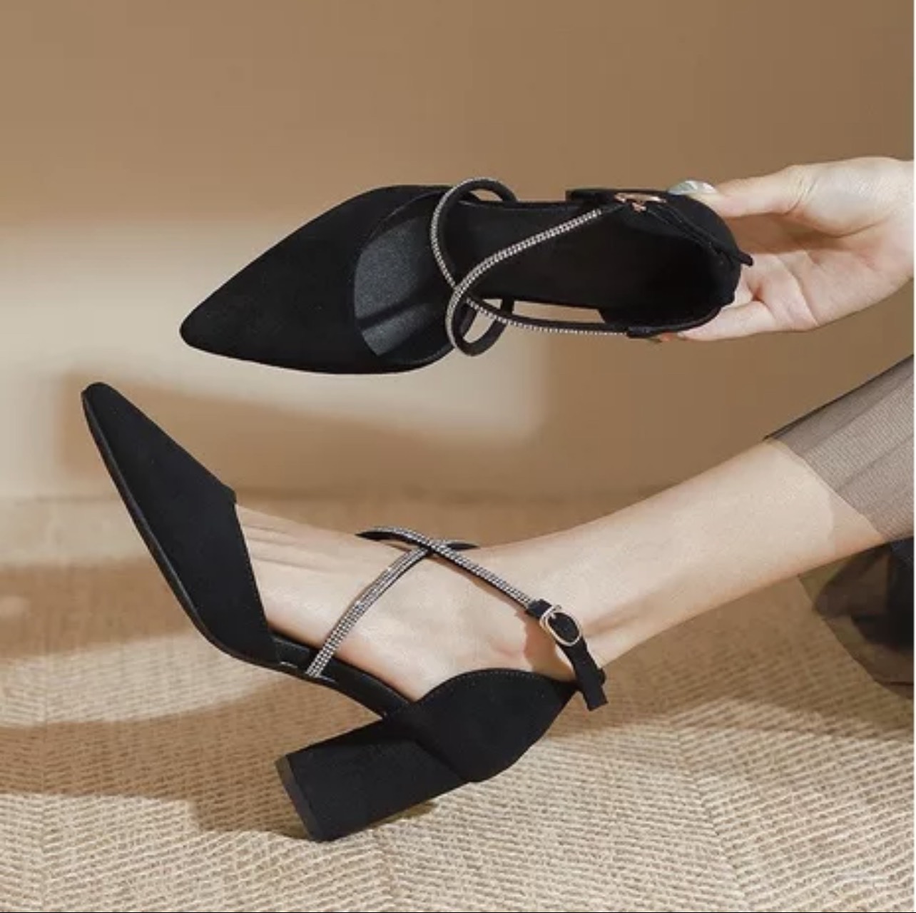 Giày nữ cao gót 7p bít mũi dây khóa xoàn