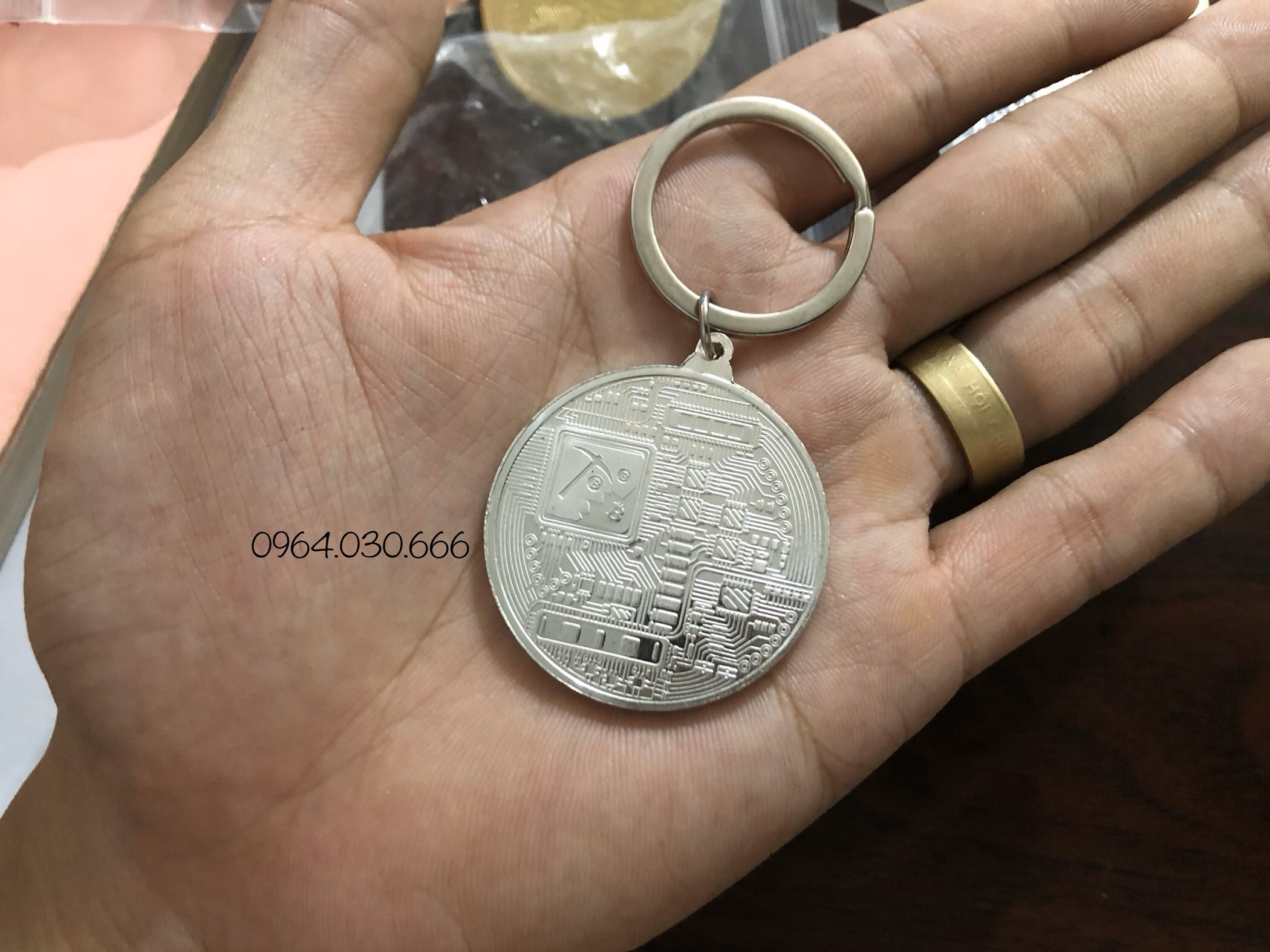 MÓC KHÓA Đồng Bitcoin Mạ bạc, độc đáo, sang trọng, lạ mắt