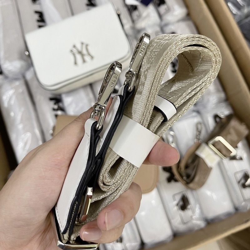 Túi Đeo Chéo MLB Dập Vân Nổi New