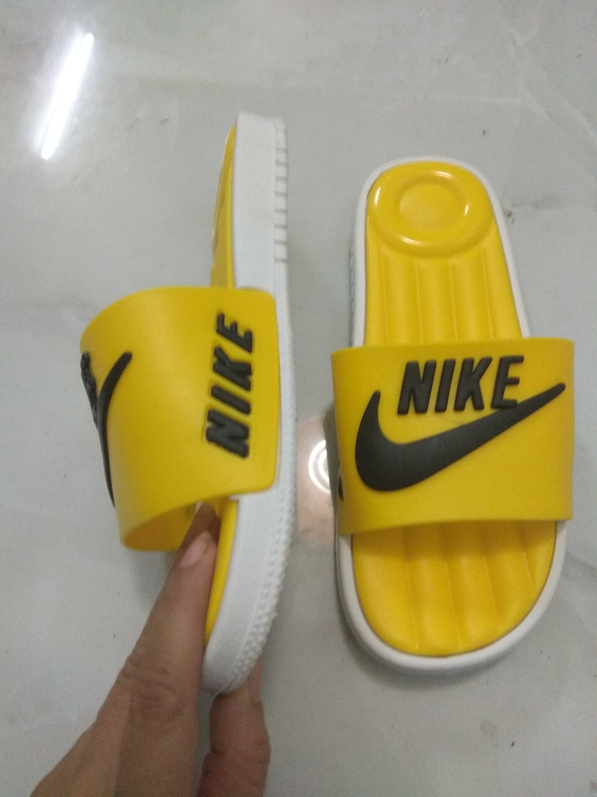 Dép quai ngang nam nữ hót hít