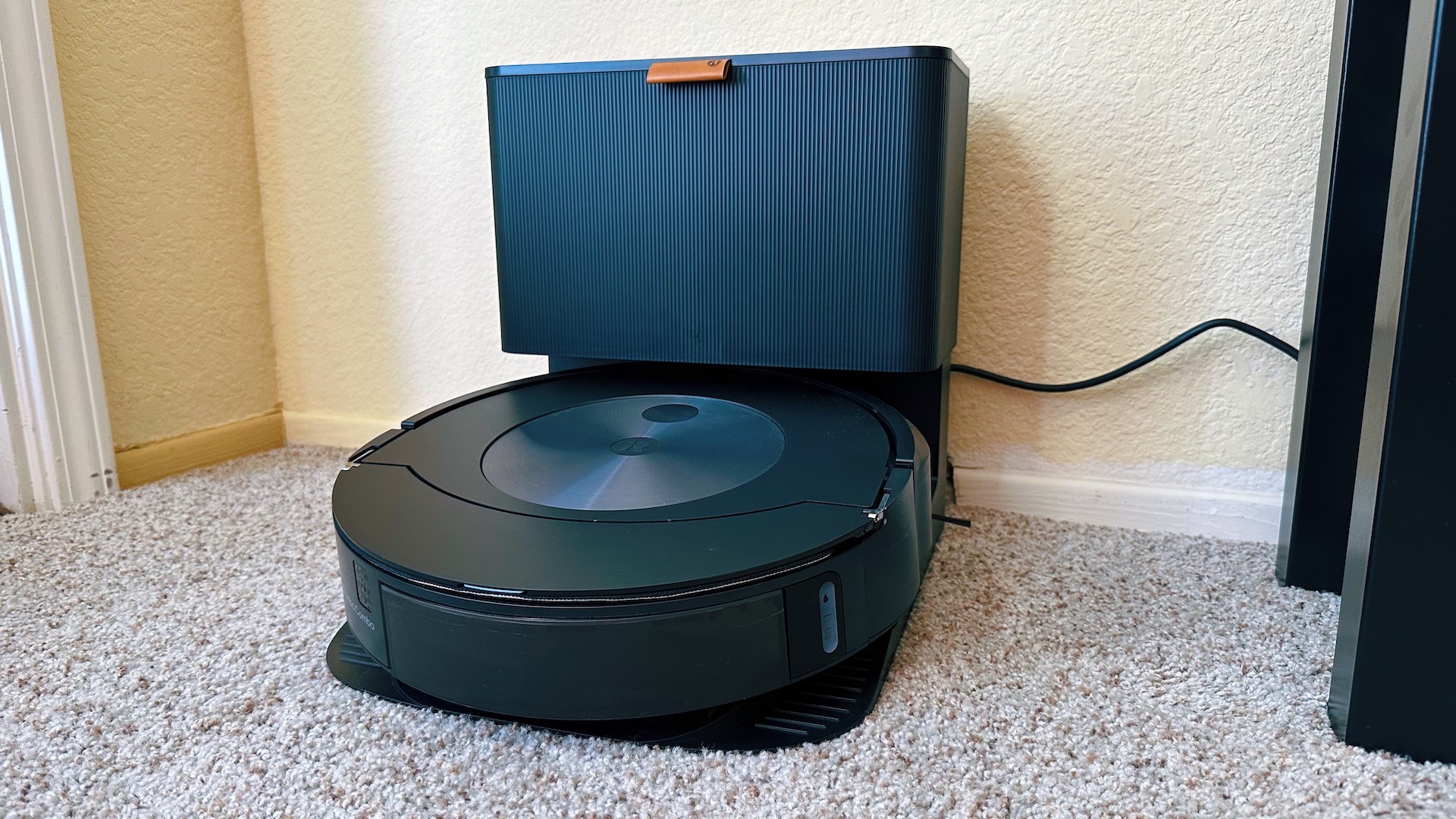 iRobot Roomba Combo j7 Plus (hút bụi kết hợp lau nhà iRobot mới)