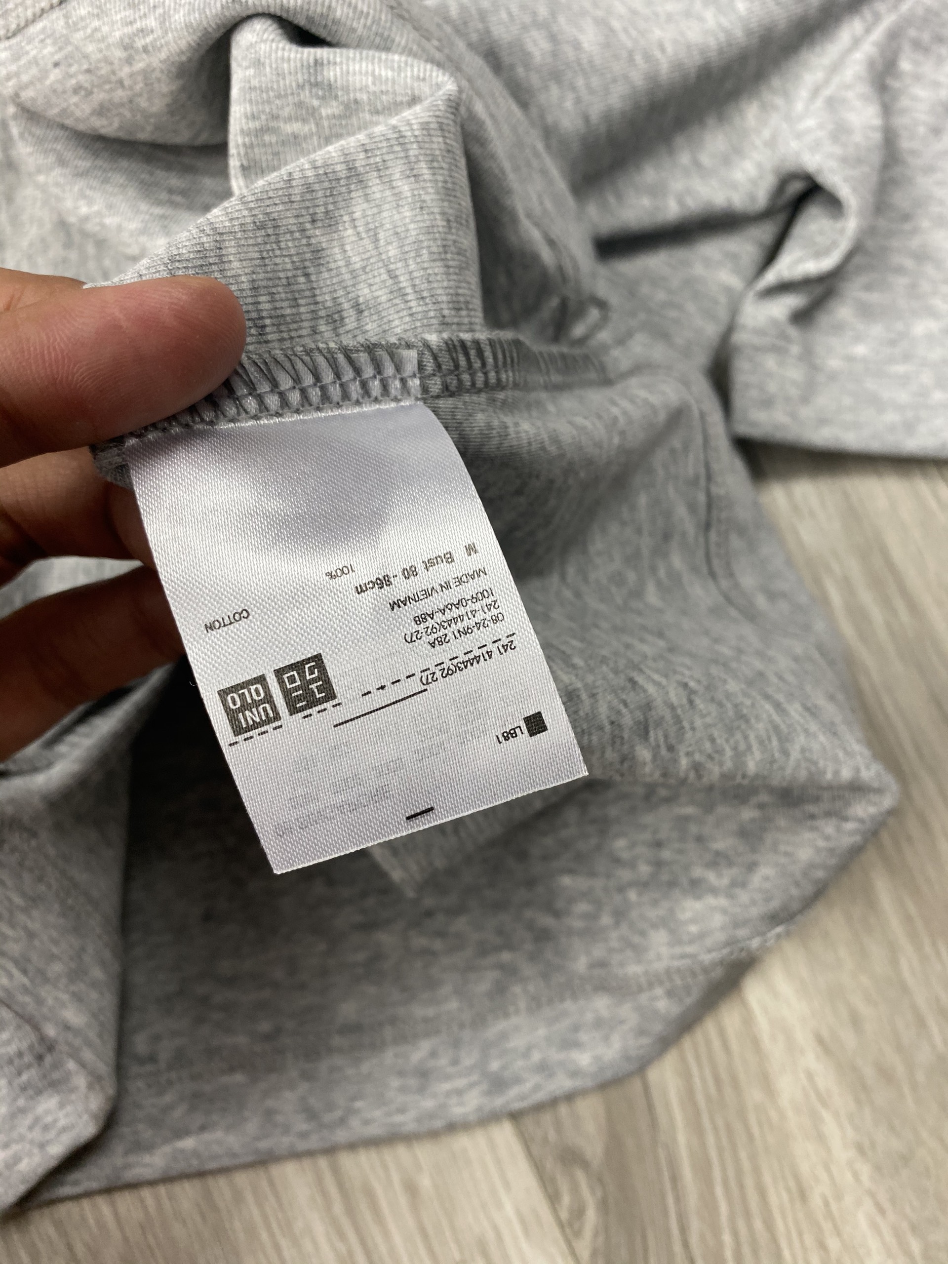 Áo Uniqlo cổ tim