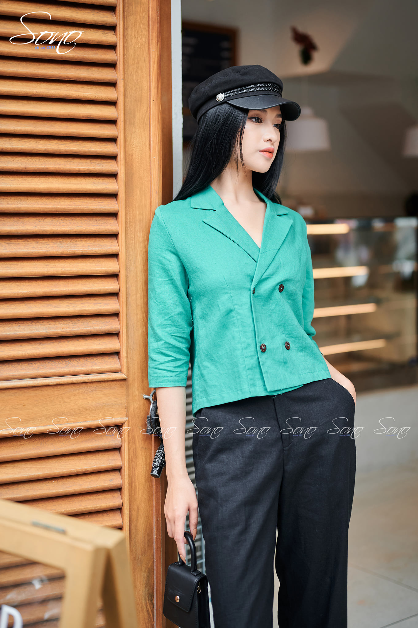 Áo croptop cổ vest tay dài
