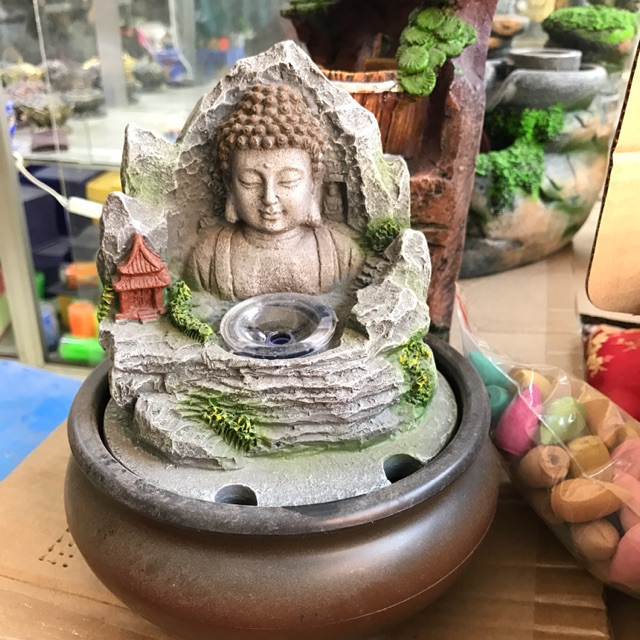 Thác nước phong thuỷ mẫu Phật đá