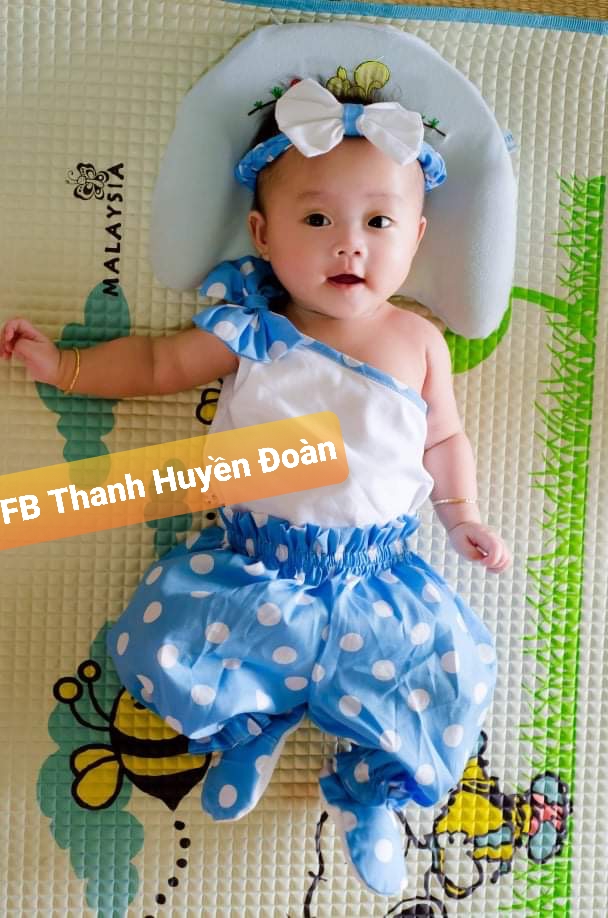 Đồ bộ bé gái lệch vai họa tiết chấm bi