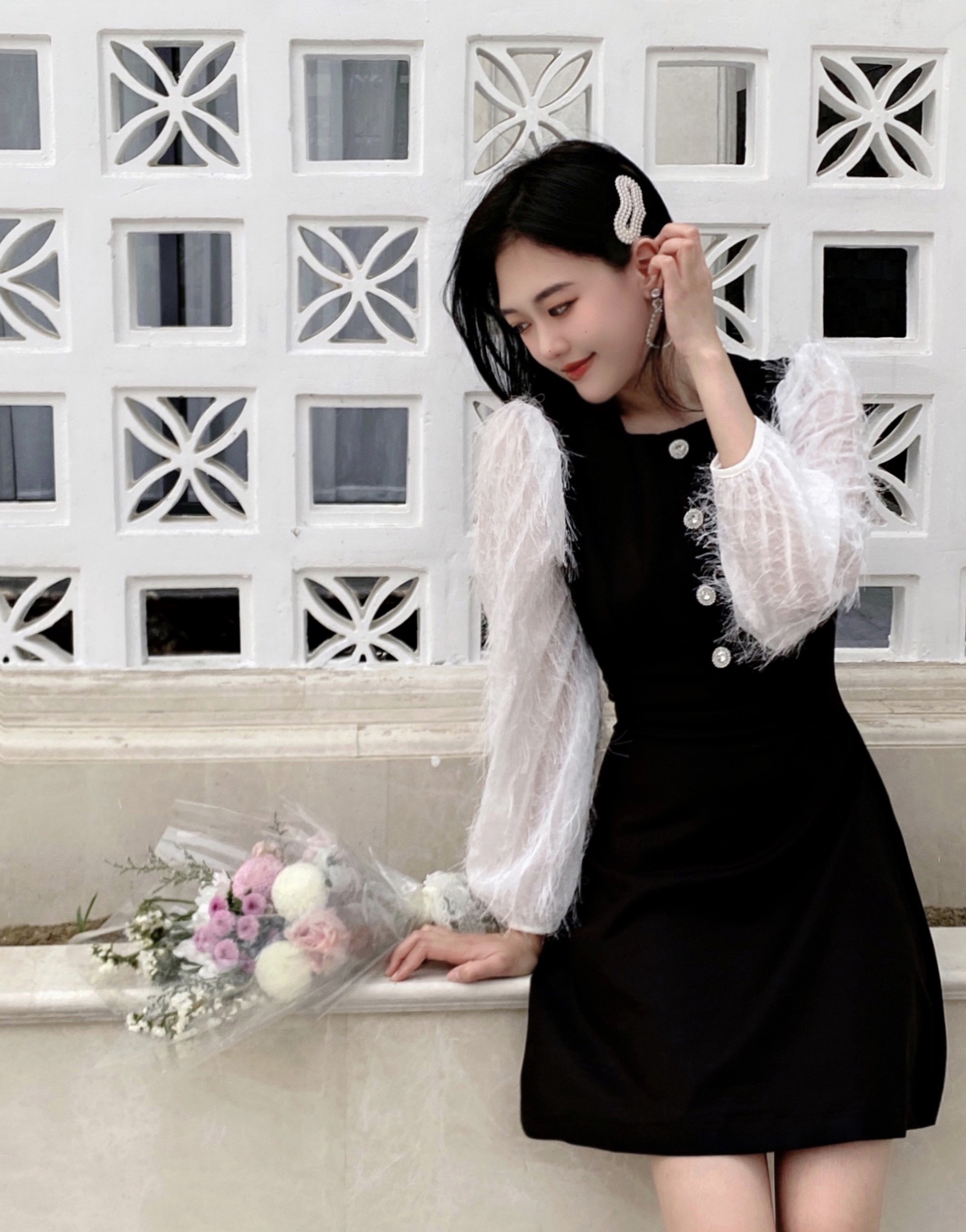 Váy đen chiết eo tay lông by La Moneta