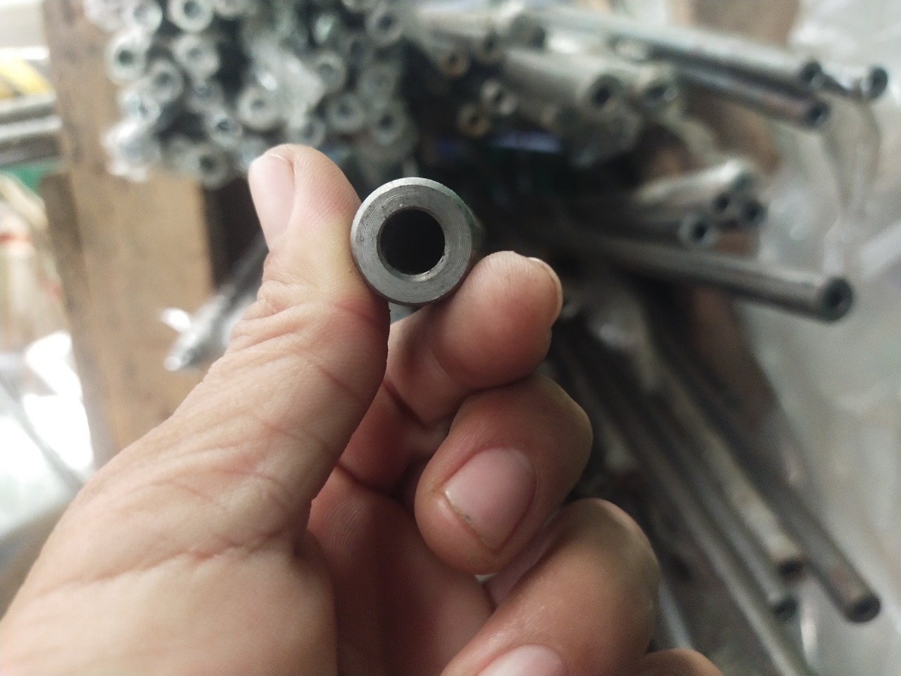 Thanh thép nhập khẩu c45 mạ crom phi 12 lỗ 6ly4