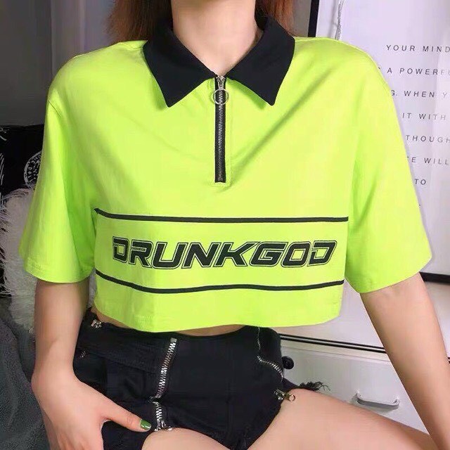 Áo croptop cổ bẻ dây kéo in chữ trước ngực màu xanh lá TTSLA0403