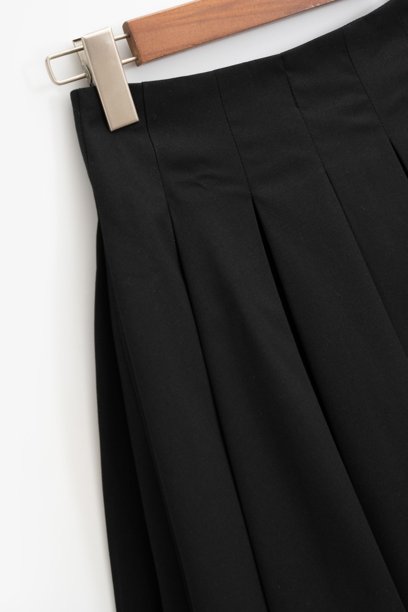 Chân Váy Ngắn Xếp Ly - Đen Madelen