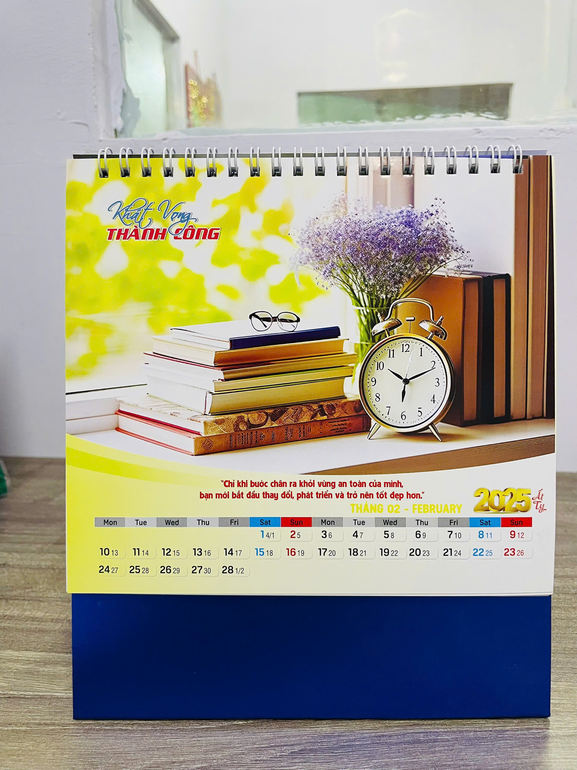 Lịch Để Bàn 13 Tờ In 2 Mặt Kích Thước 19x22cm, Lịch Tết 2025 Cao Cấp An Khang AK104 Chủ Đề Khát Vọng Thành Công
