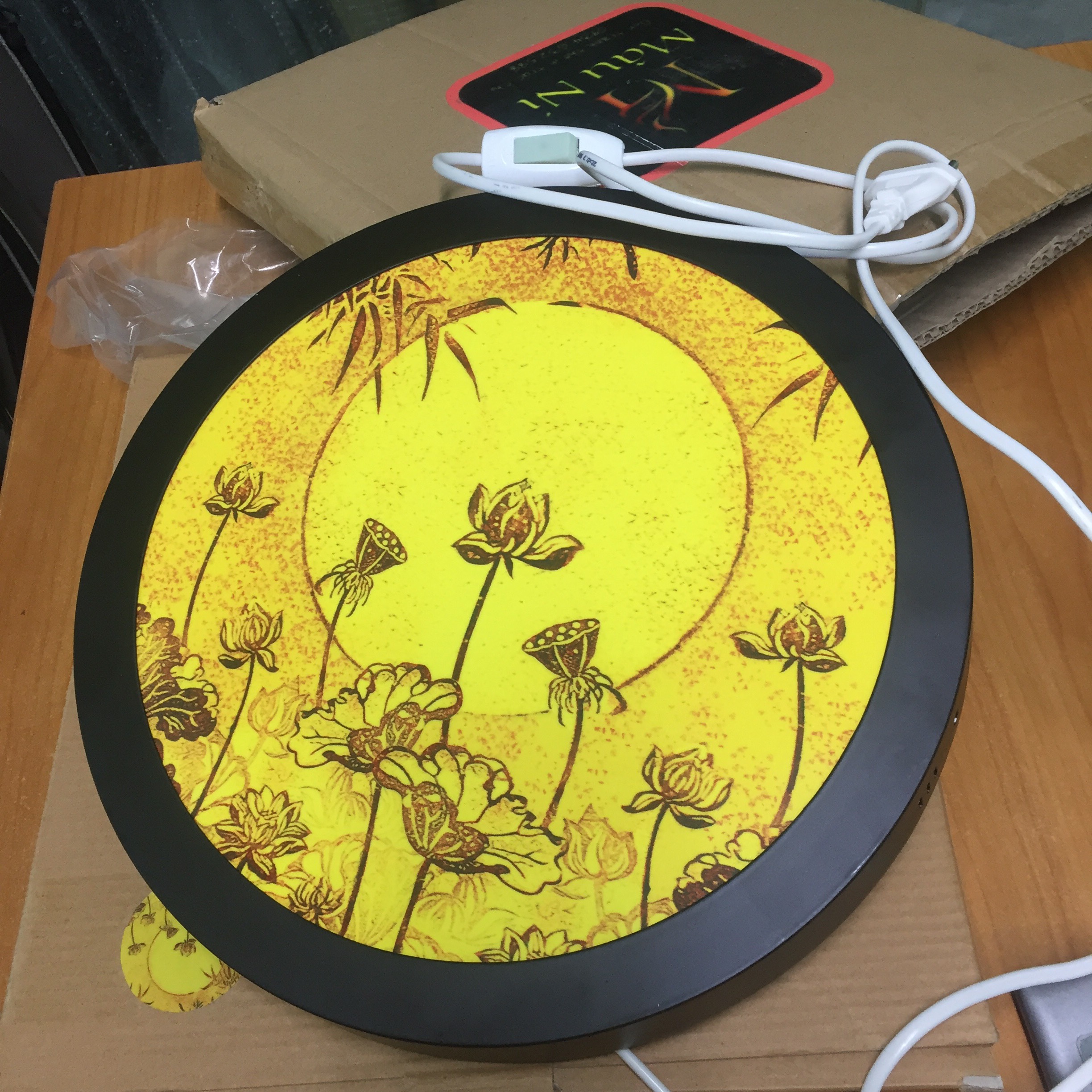 HÀO QUANG BÀN THỜ TREO đường kính 30cm, khung sắt, in tranh trúc chỉ - , cho tượng phật, bàn thờ treo, Đồ thờ cùng giá rẻ, Viền trang trí tủ thờ, tranh phòng thờ, đồ thờ cúng hoa sen, Đồ thờ cúng sành, Vòng hào quang