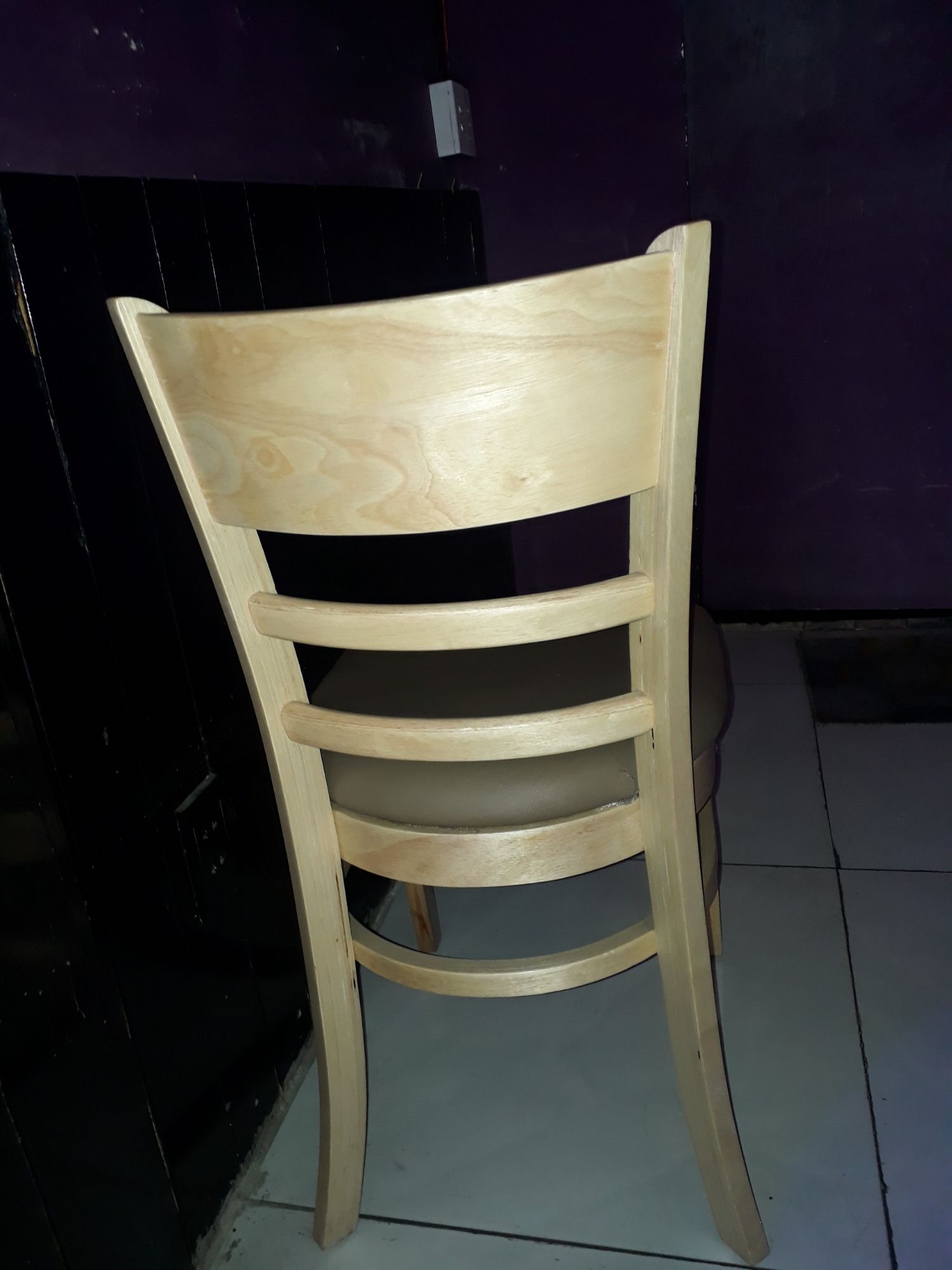 Ghế gỗ thông đệm mút bọc da cao cấp