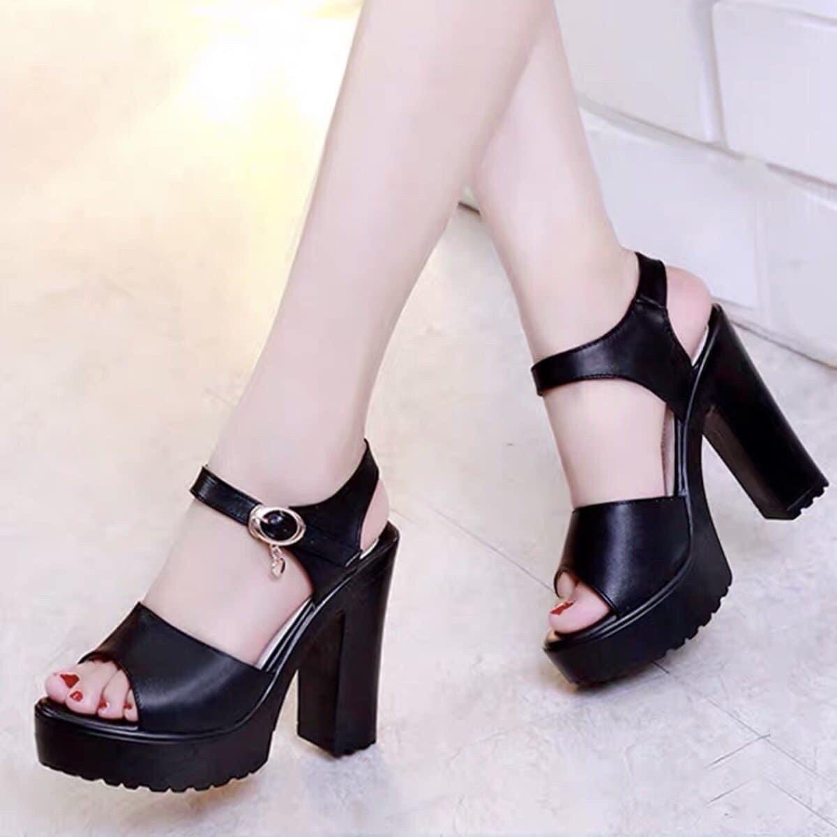 Giày sandal quai bản