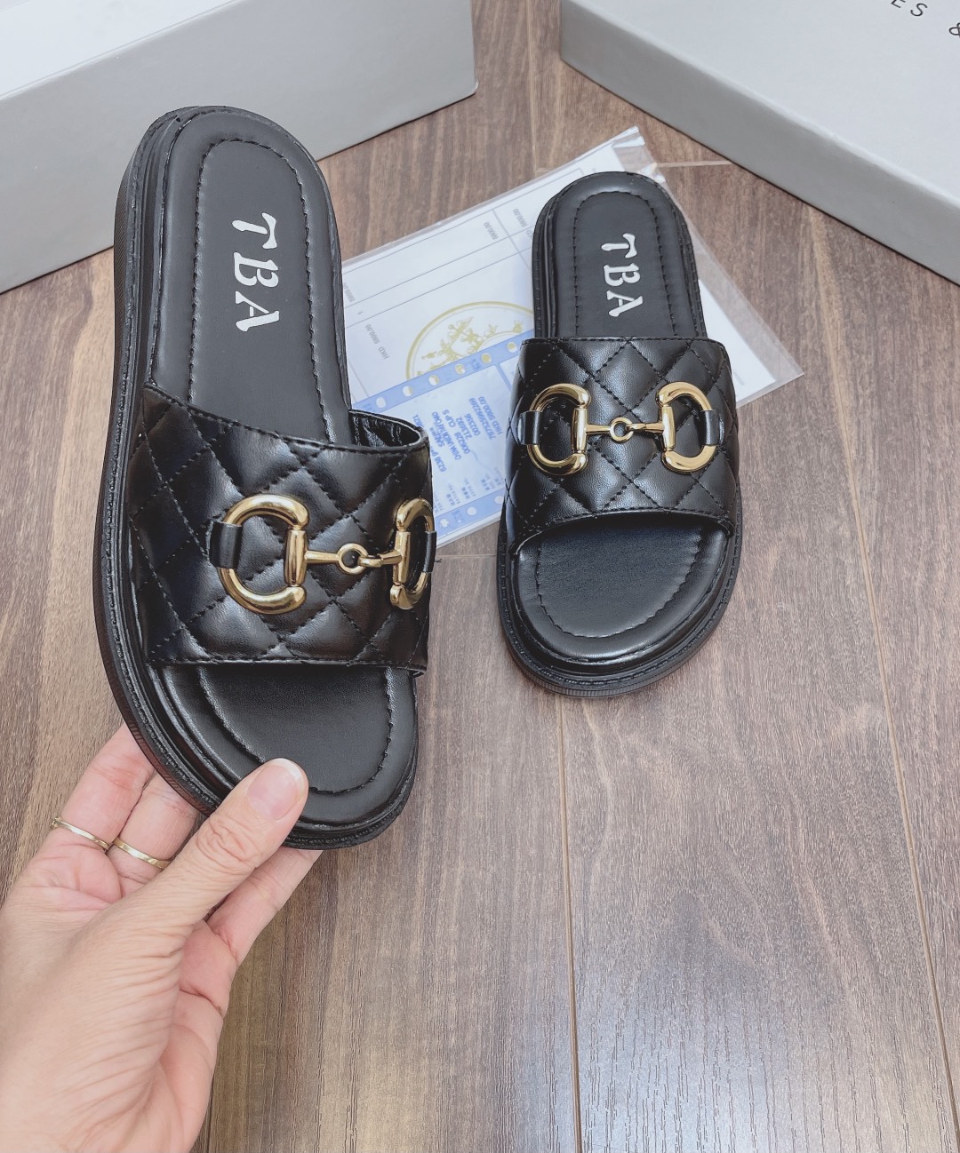 Dép quai ngang nữ khóa  xích