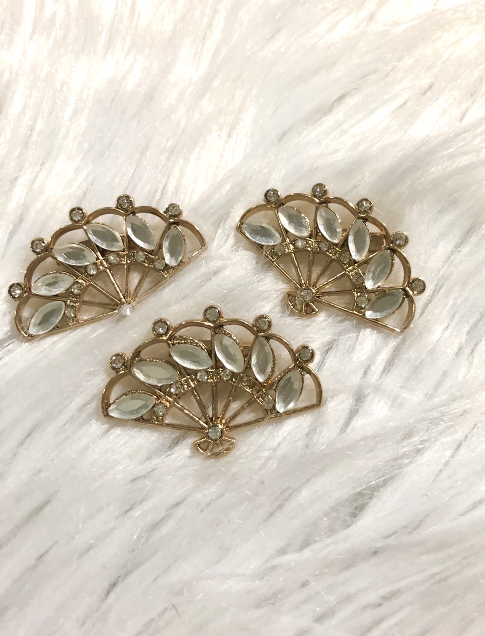 [HCM]Cài áo hình quạt đinh đá. KT 3 x 4cm