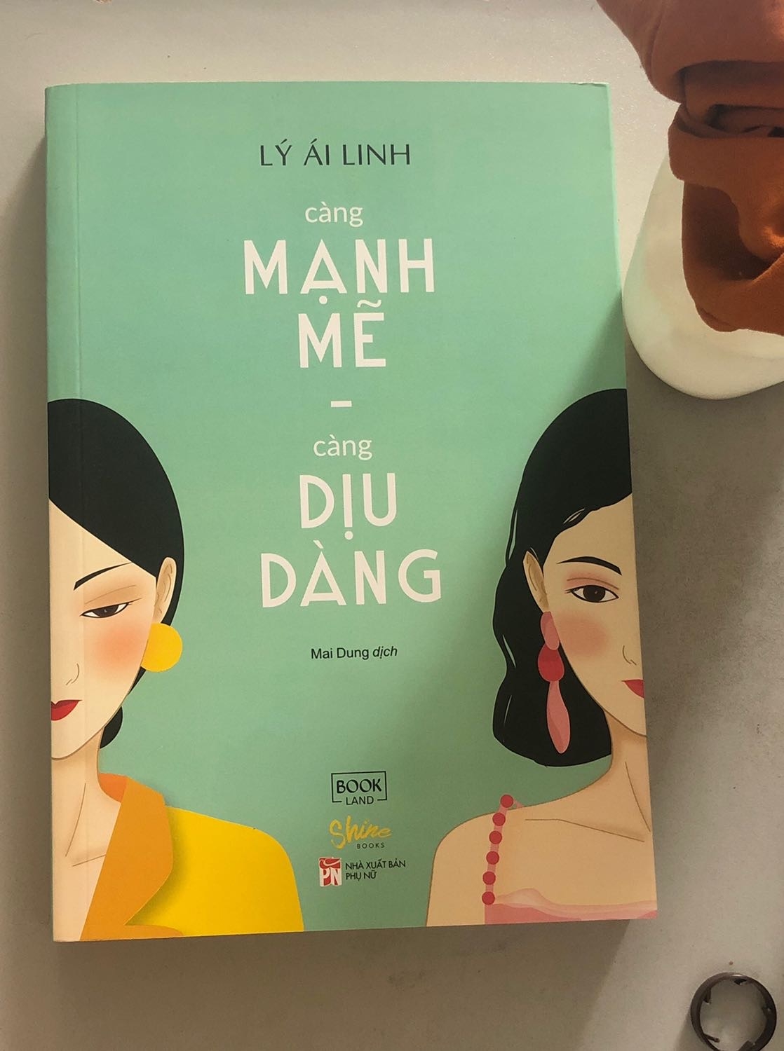 Sách Càng Mạnh Mẽ, Càng Dịu Dàng