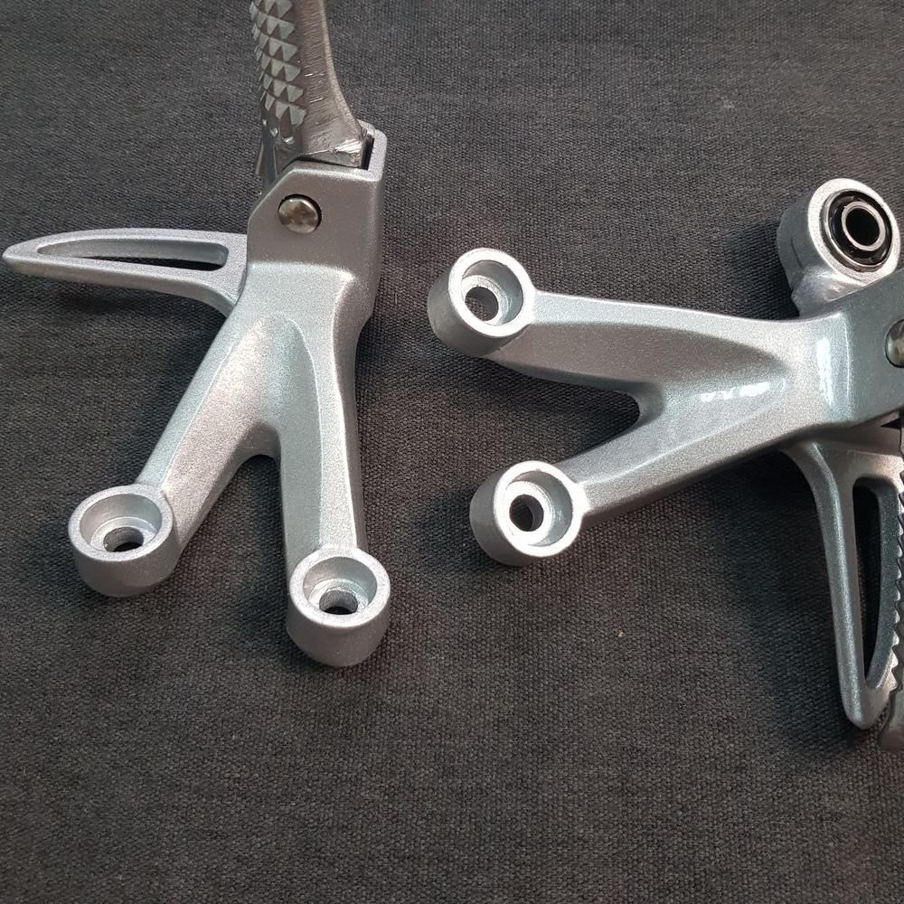 Trọn bộ cặp gác chân sau gắn xe máy RAIDER (nhôm CNC)