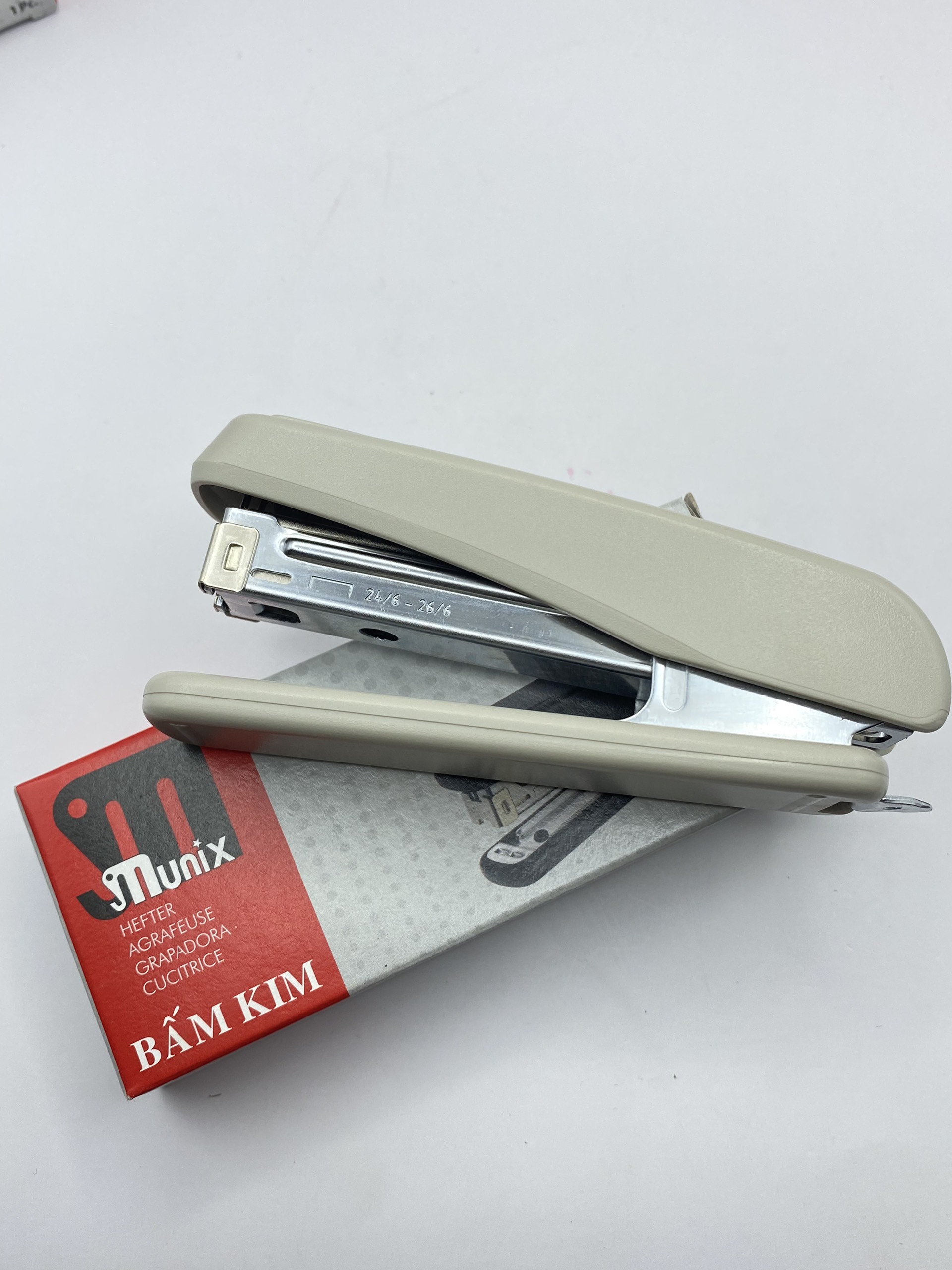 Bấm kim MUNIX số 3 25103 (Giao màu ngẫu nhiên).