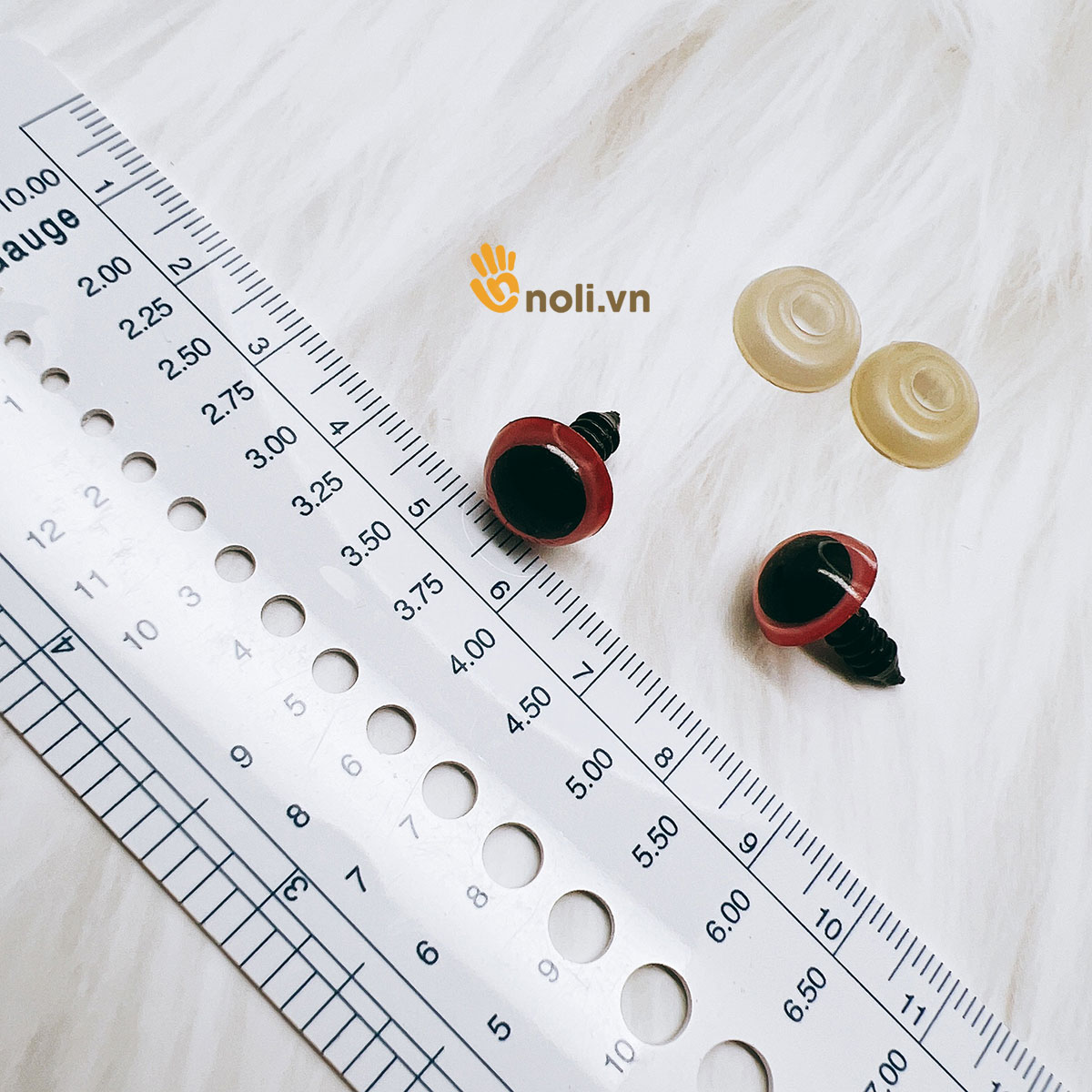 Mắt thú màu đỏ an toàn cho bé