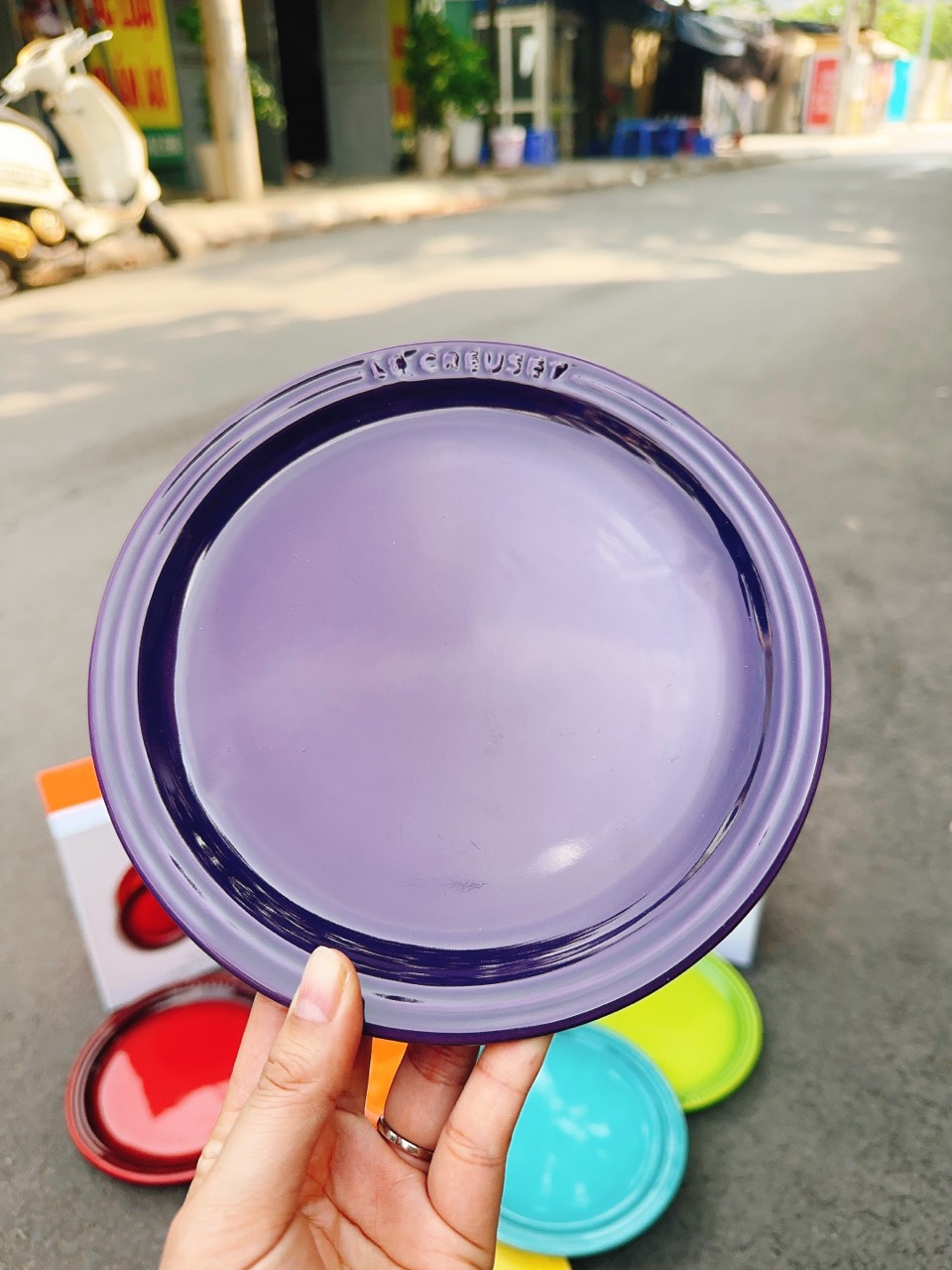 Set 6 đĩa 22cm Le Creuset (màu đỏ, cam, vàng, xanh lá, xanh dương, tím)