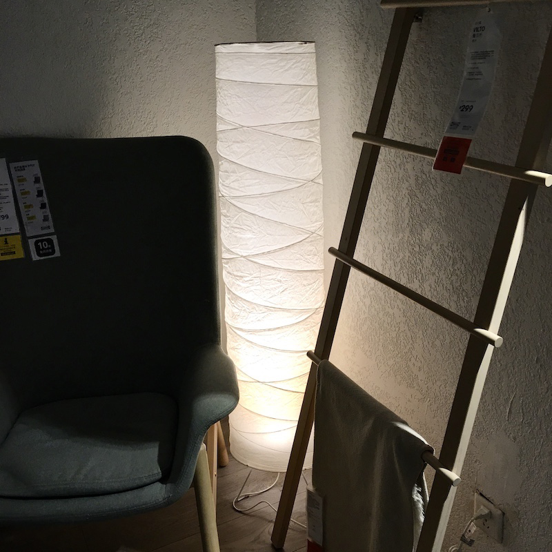 Đèn cây giấy lụa Vickleby IKEA trang trí phòng khách, phòng ngủ