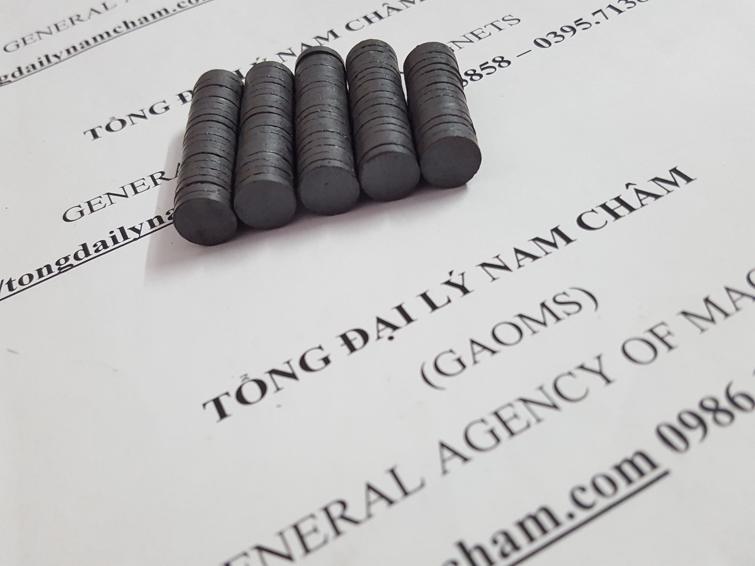 50 viên nam châm đen/nam châm ferrite 10x2mm
