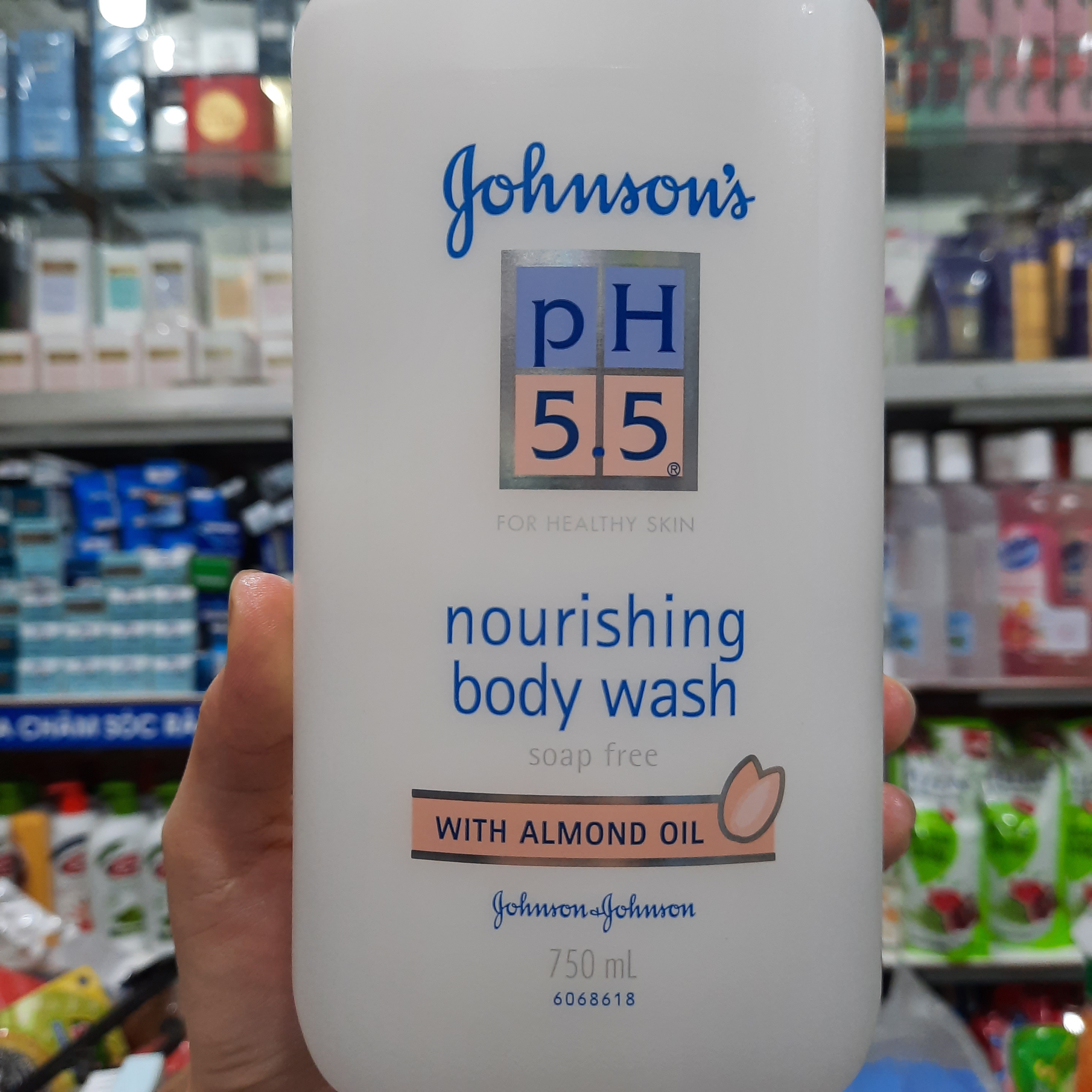 Sữa tắm Johnson’s pH 5.5 tinh dầu hạnh nhân 750ml