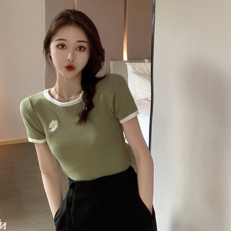 Áo croptop đẹp phối viền in hoa cúc