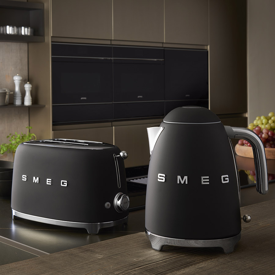 Ấm Siêu Tốc Smeg KLF03, Ấm Đun Nước Không Chỉnh Nhiệt, Bình Đun Nước Siêu Tốc, Smeg Electric Kettle, Công Suất 2400W, Dung tích 1.7L, Chất Liệu Thép Không Gỉ Bền Đẹp, Phong Cách Cổ Điển, Nhập Đức, Bảo Hành 12 Tháng