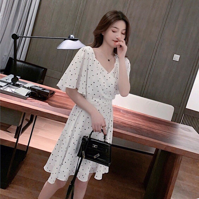 Đầm trắng bi xoè thắt eo