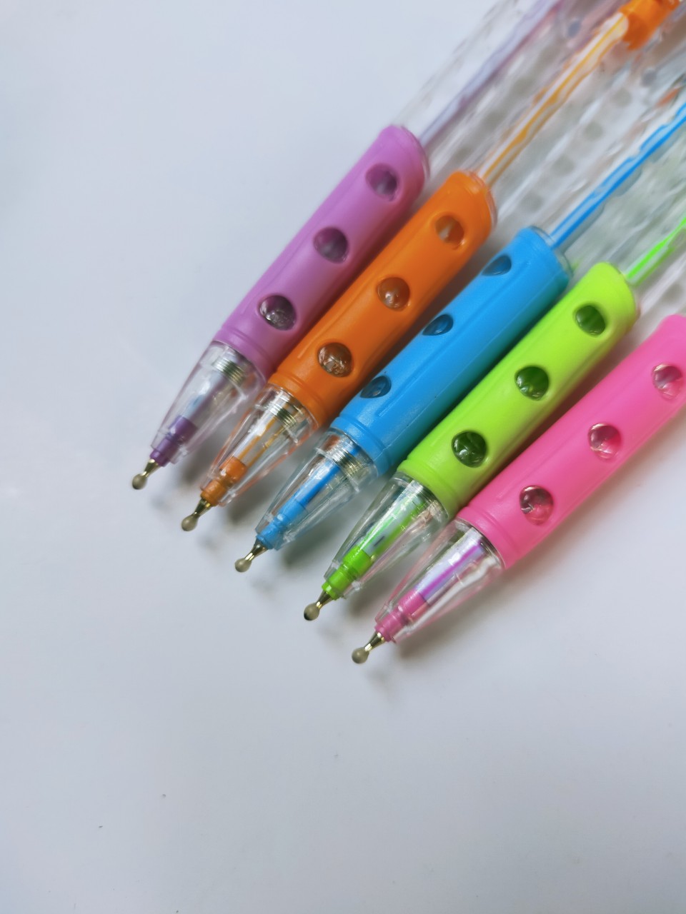 1 cây bút bi Gstar ngẫu nhiên