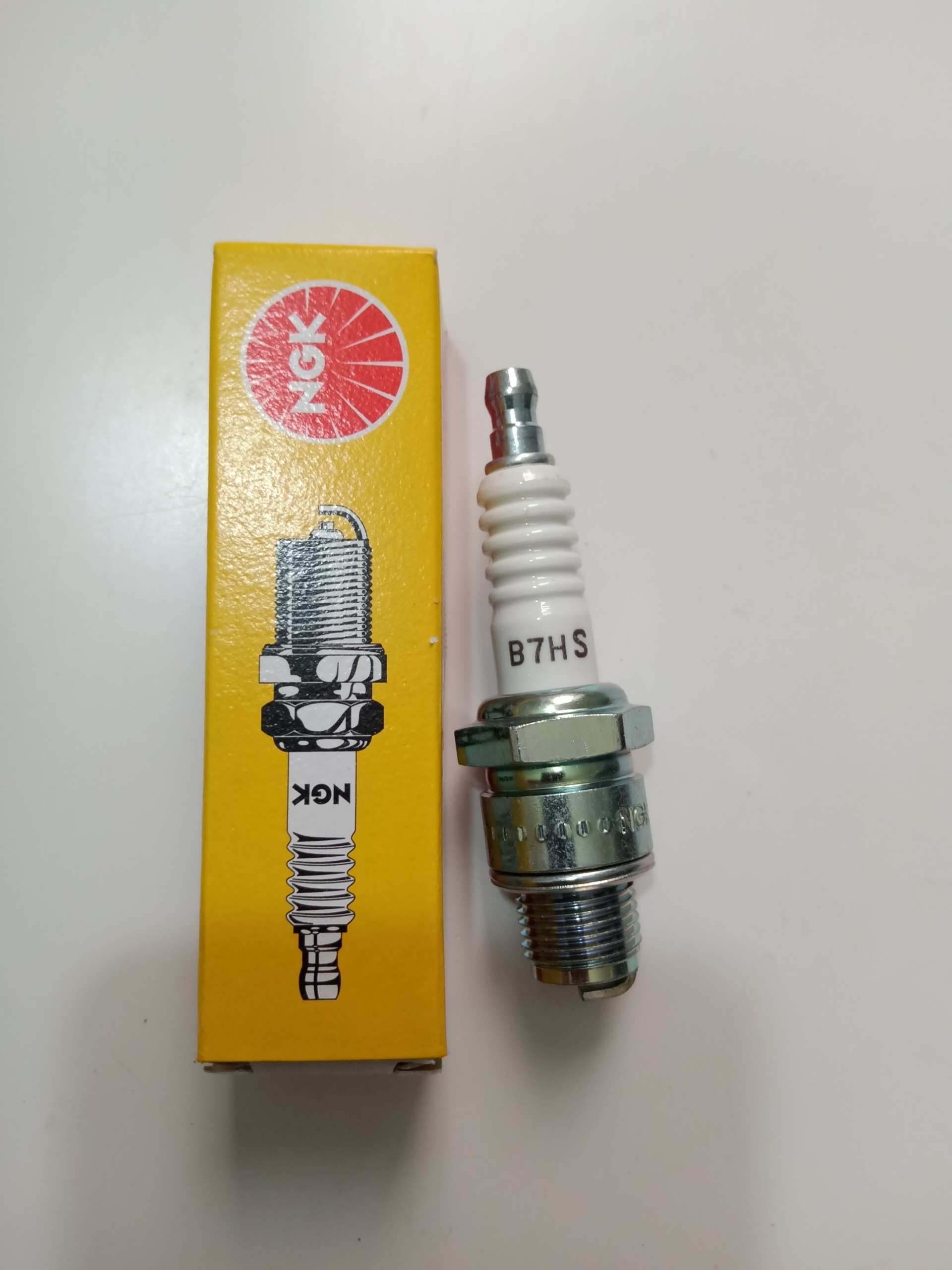 Bugi NGK standard B7HS cho dòng xe 2 thì