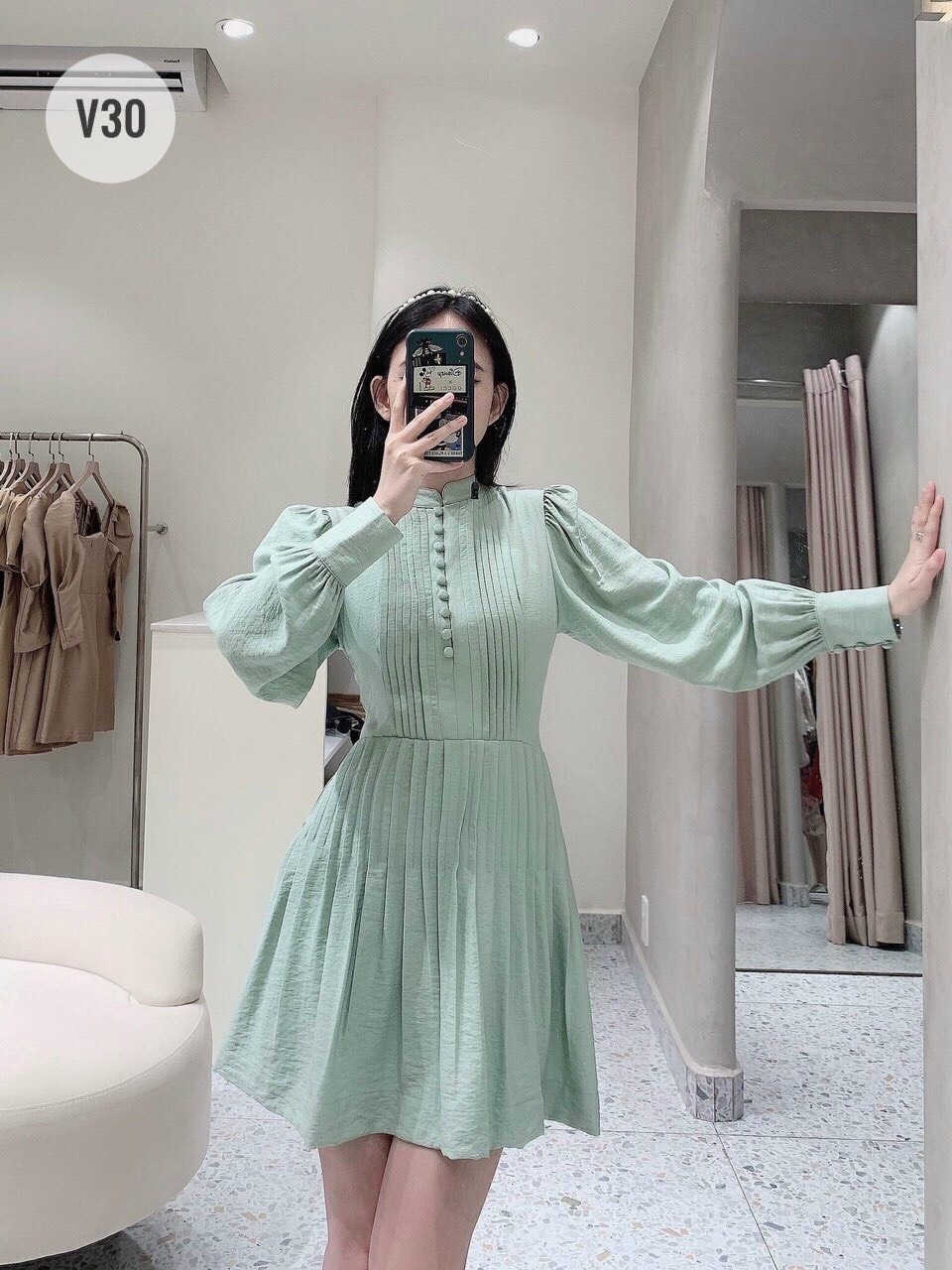 LIKEHER - Đầm trắng V30 xếp ly nút bọc