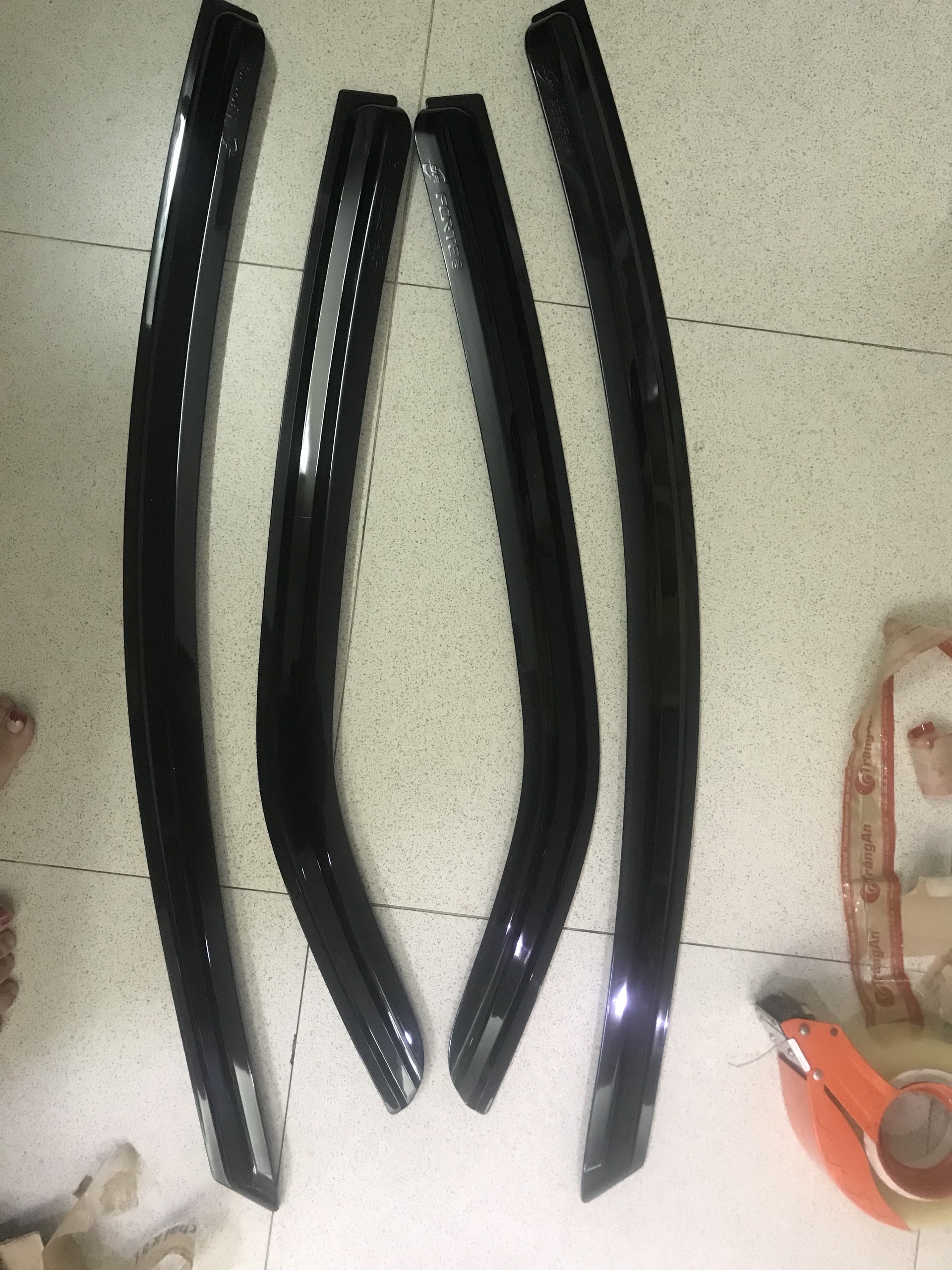 Bộ 4 vè che mưa đen xe Kia Forte 2008-2013